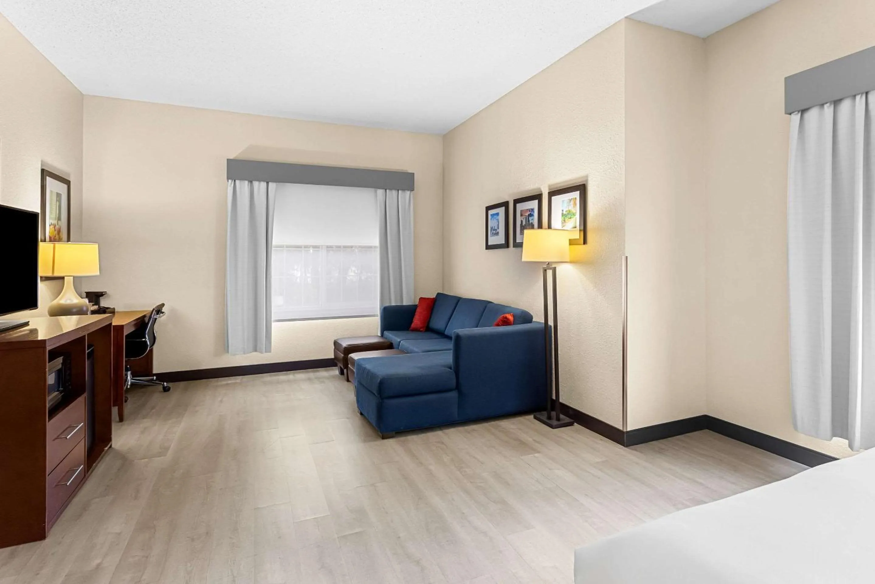 Bedroom, Bed in Comfort Suites Grayslake near Libertyville North