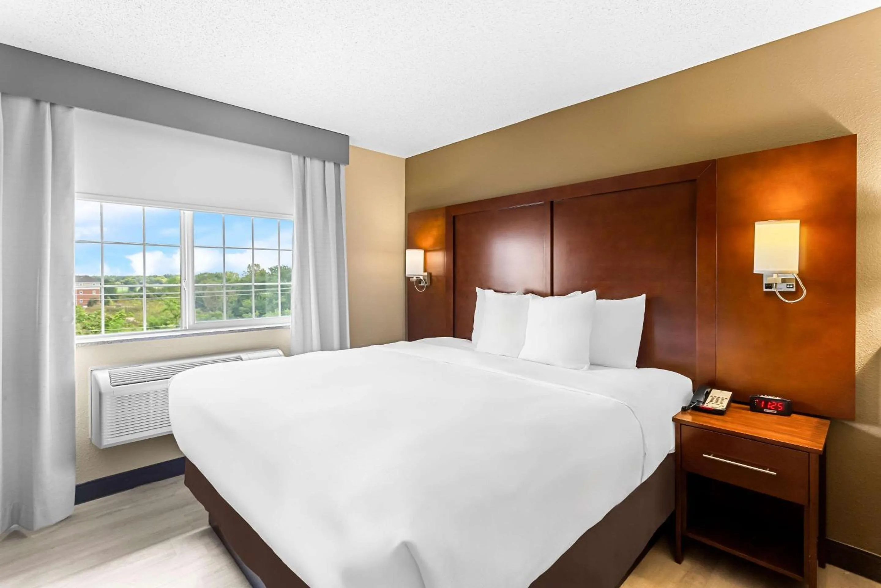 Bedroom, Bed in Comfort Suites Grayslake near Libertyville North