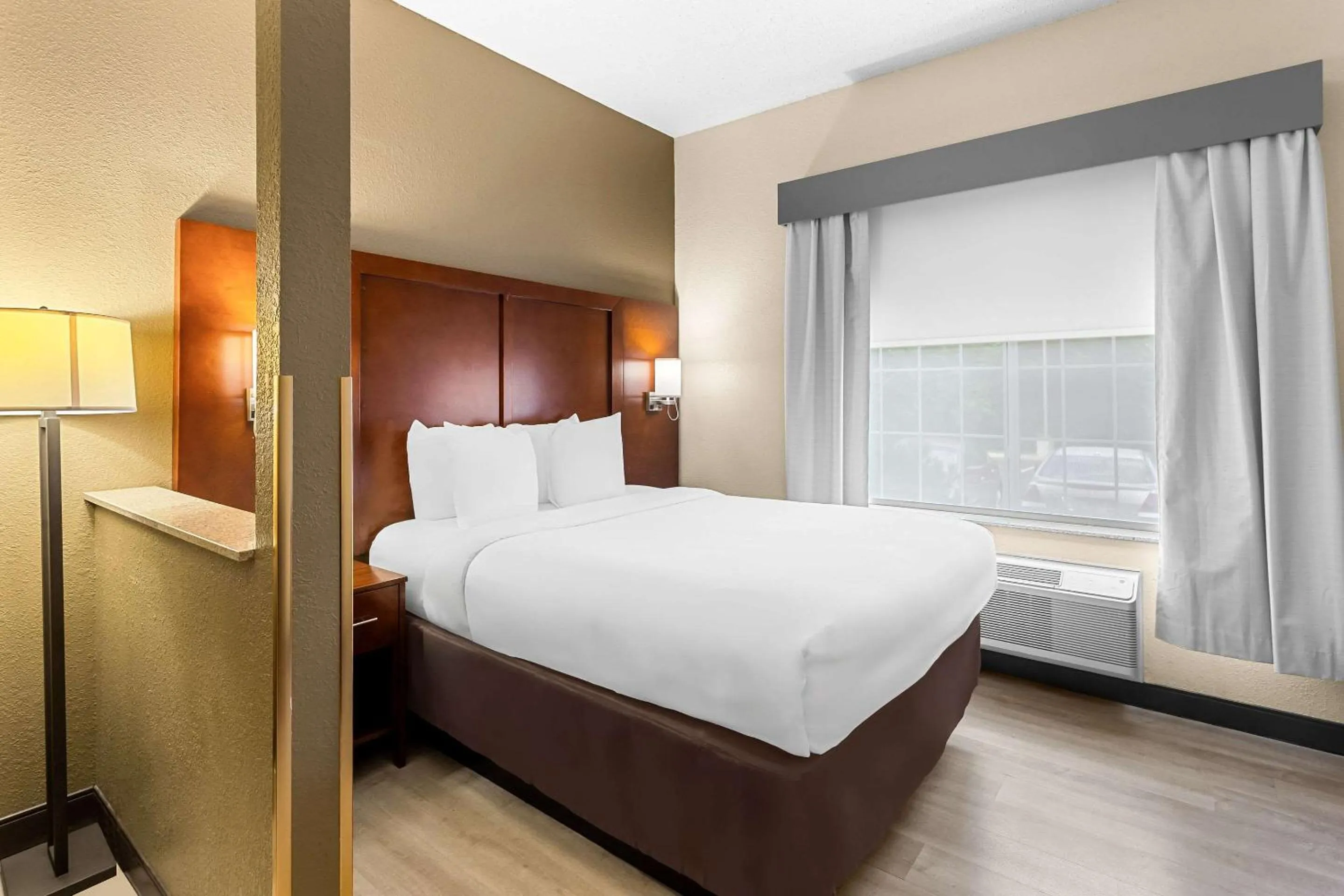 Bedroom, Bed in Comfort Suites Grayslake near Libertyville North