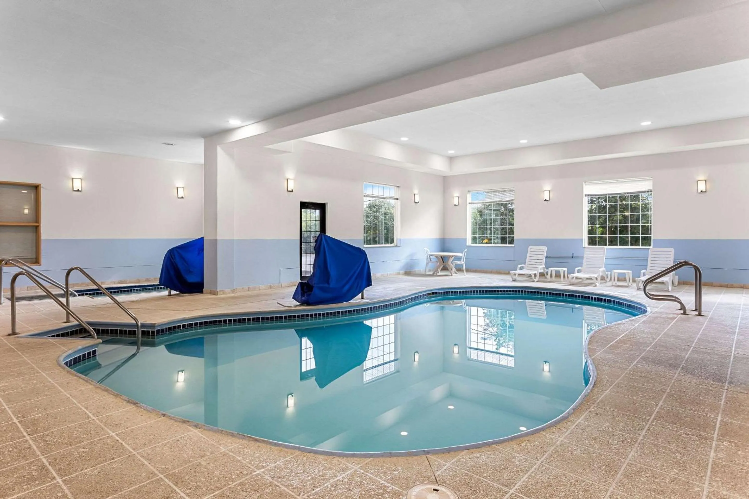Swimming pool in Comfort Suites Grayslake near Libertyville North