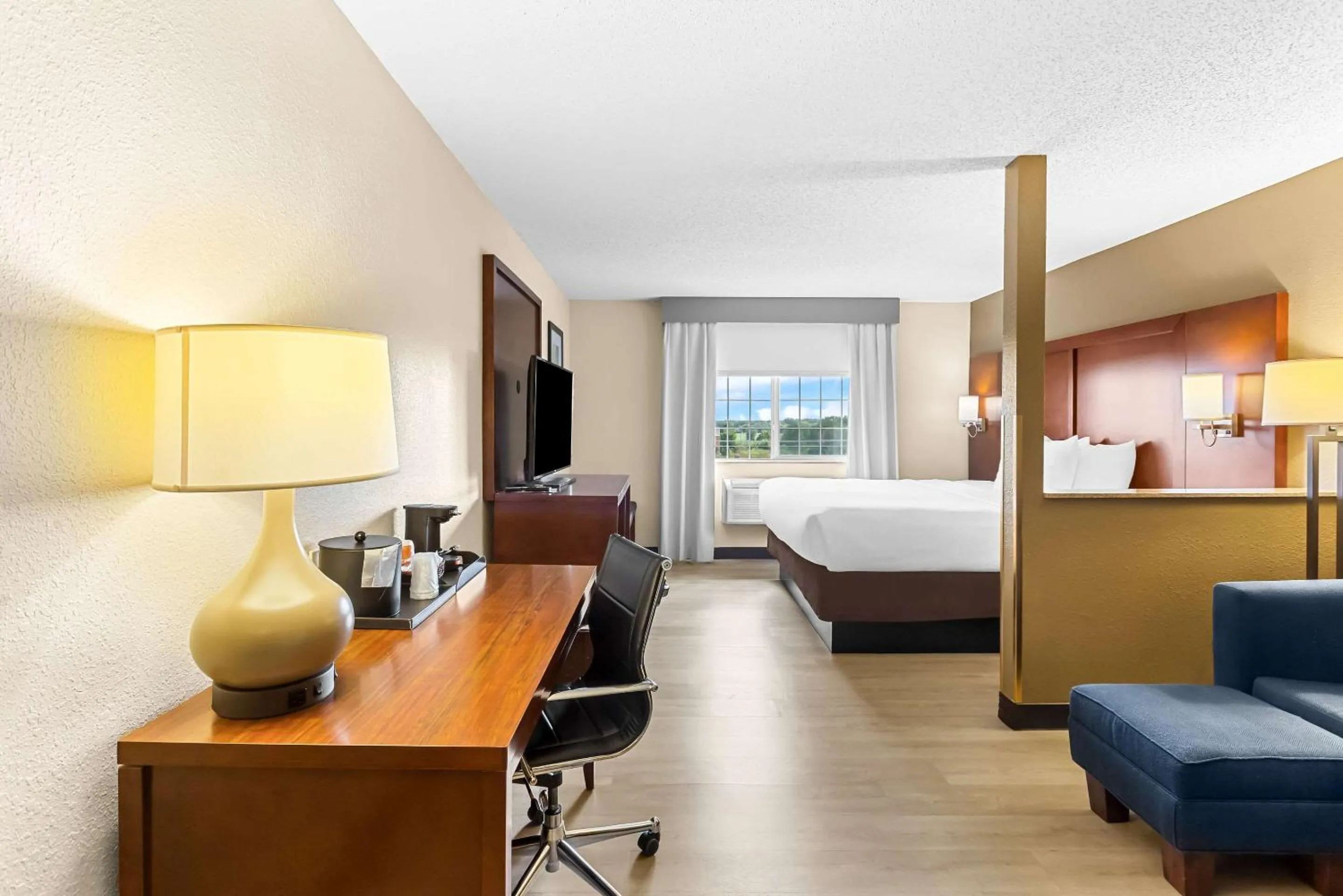 Bedroom, Bed in Comfort Suites Grayslake near Libertyville North