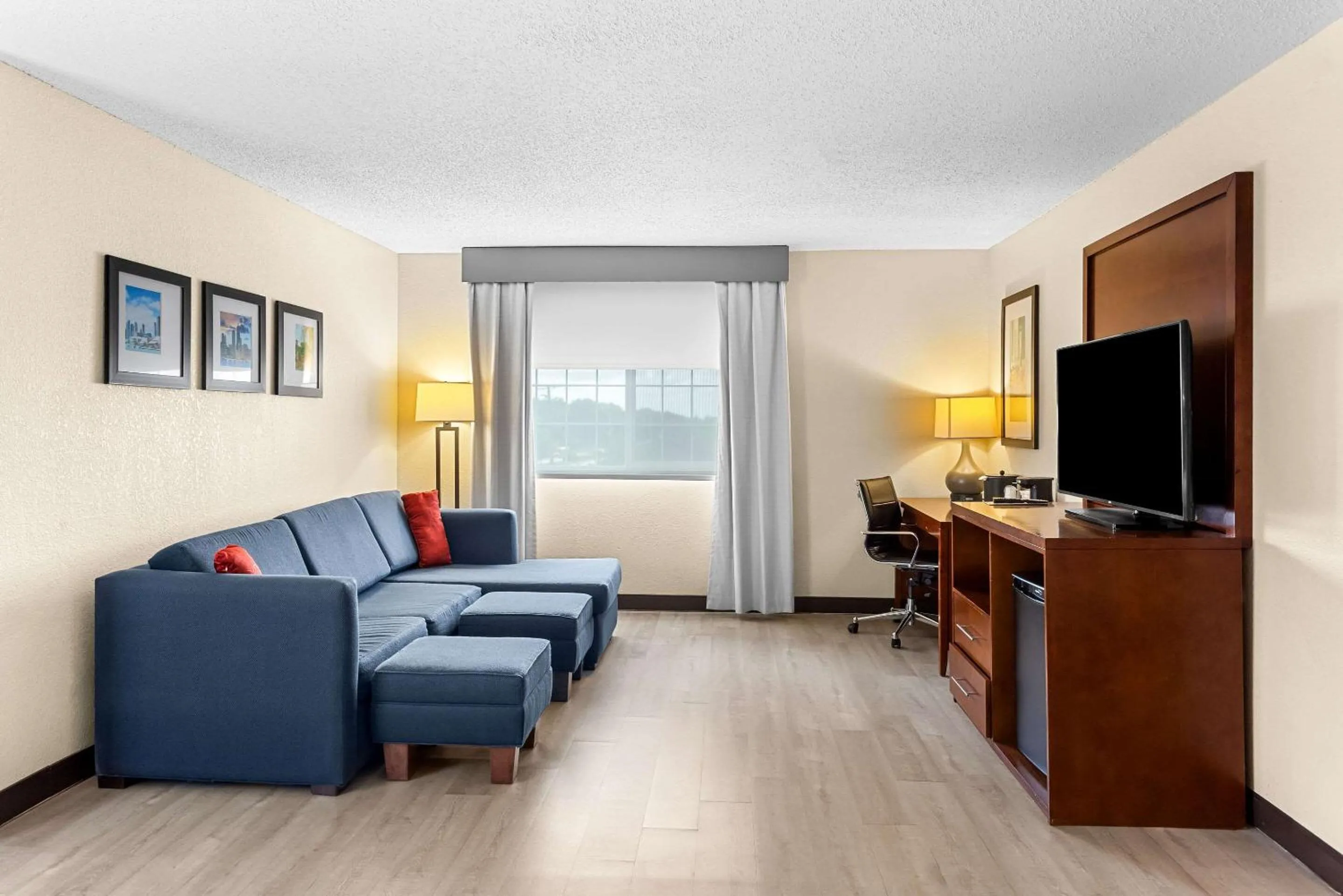 Bedroom in Comfort Suites Grayslake near Libertyville North