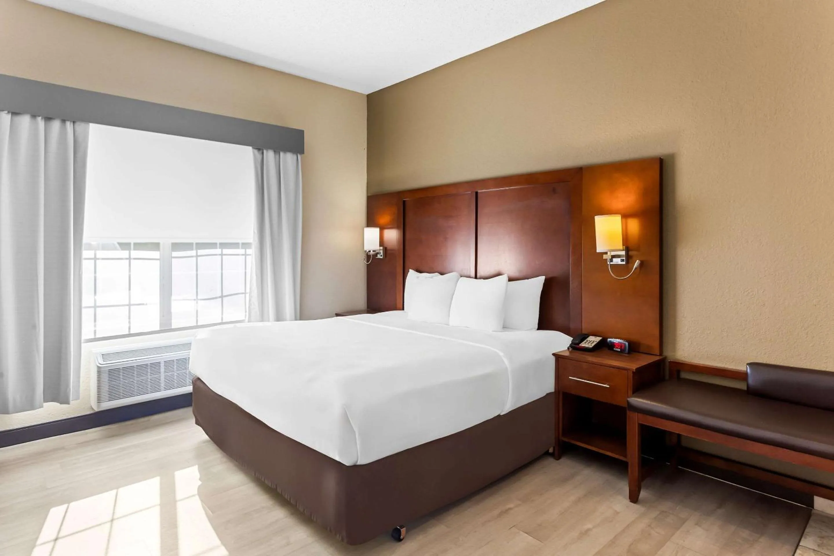 Bedroom, Bed in Comfort Suites Grayslake near Libertyville North