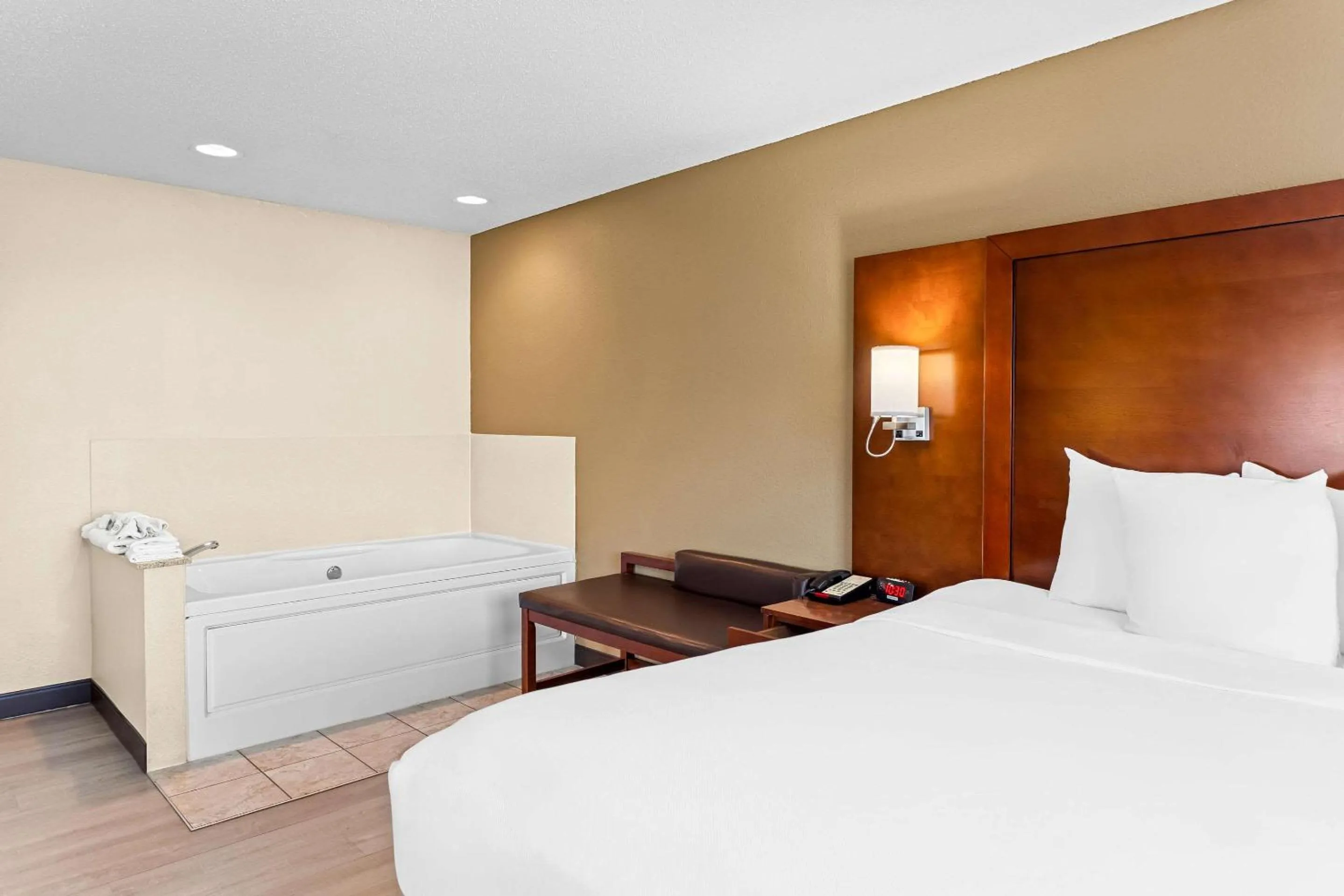 Bedroom, Bed in Comfort Suites Grayslake near Libertyville North