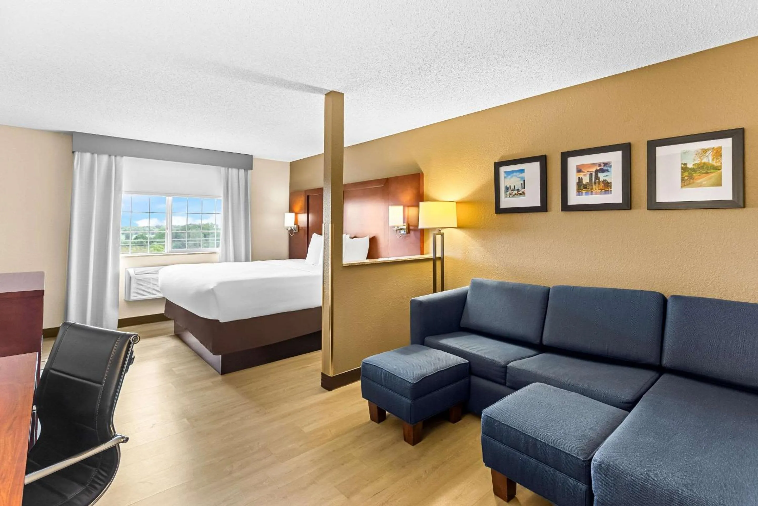 Bedroom, Bed in Comfort Suites Grayslake near Libertyville North