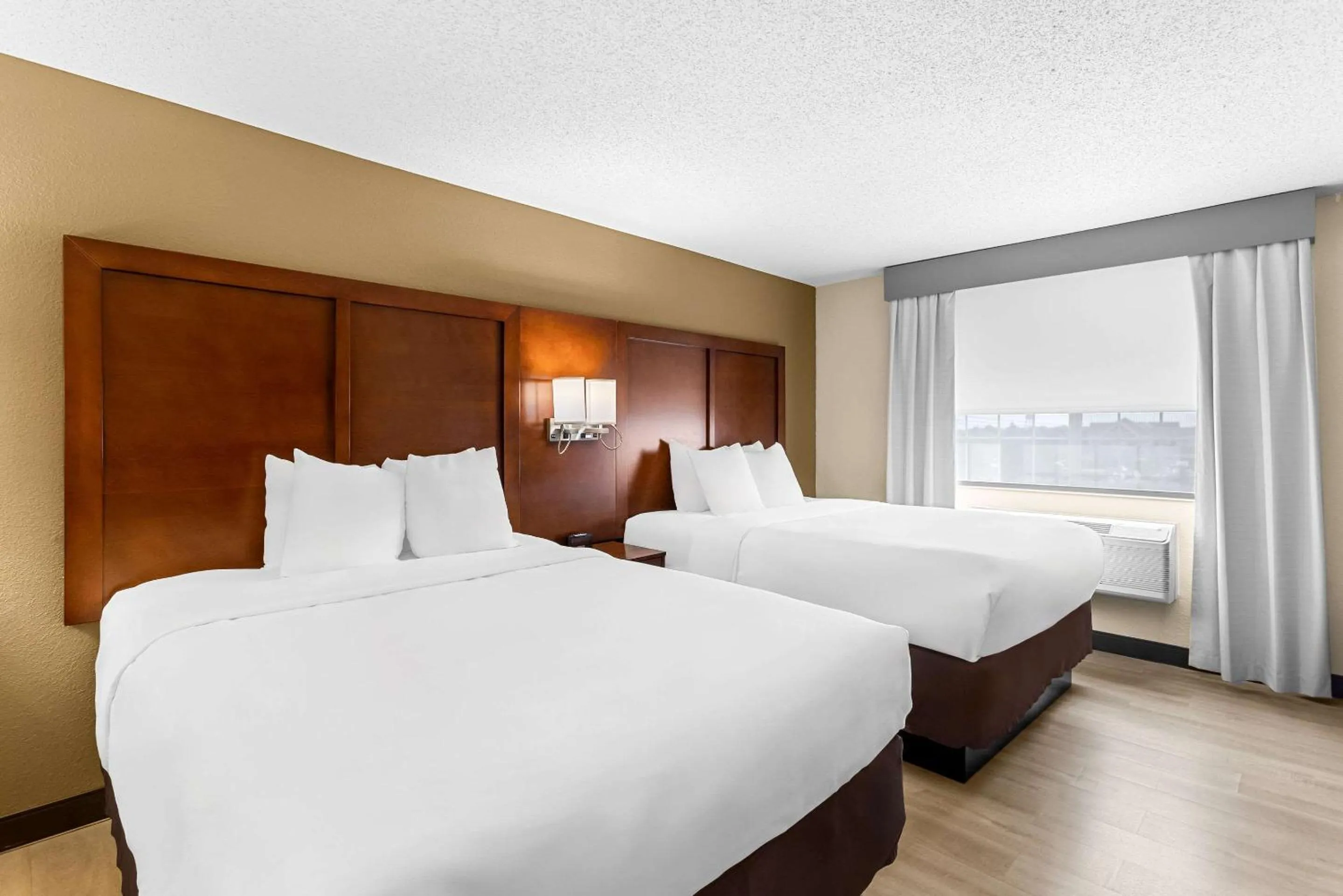 Bedroom, Bed in Comfort Suites Grayslake near Libertyville North
