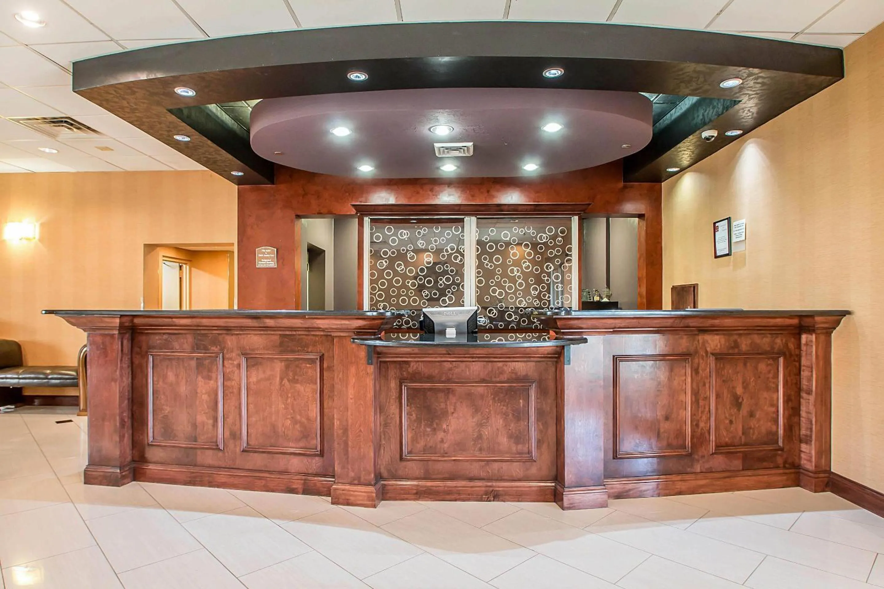 Lobby or reception in Clarion Inn Elmhurst - Oak Brook near I-88, I-290, I-294