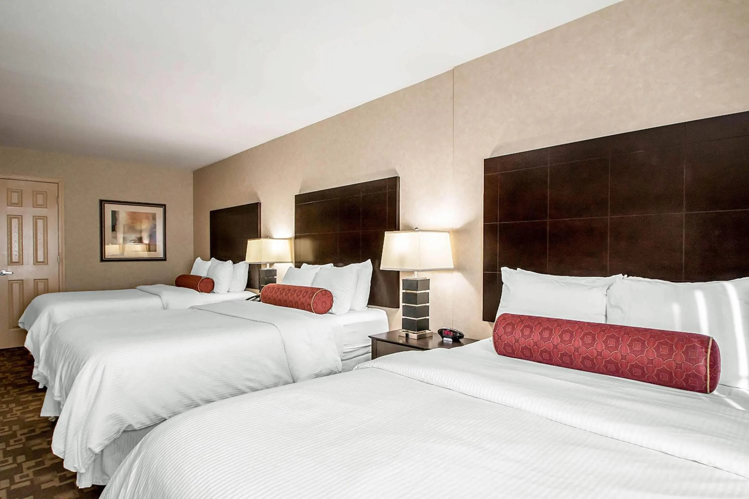 Bedroom, Bed in Clarion Inn Elmhurst - Oak Brook near I-88, I-290, I-294