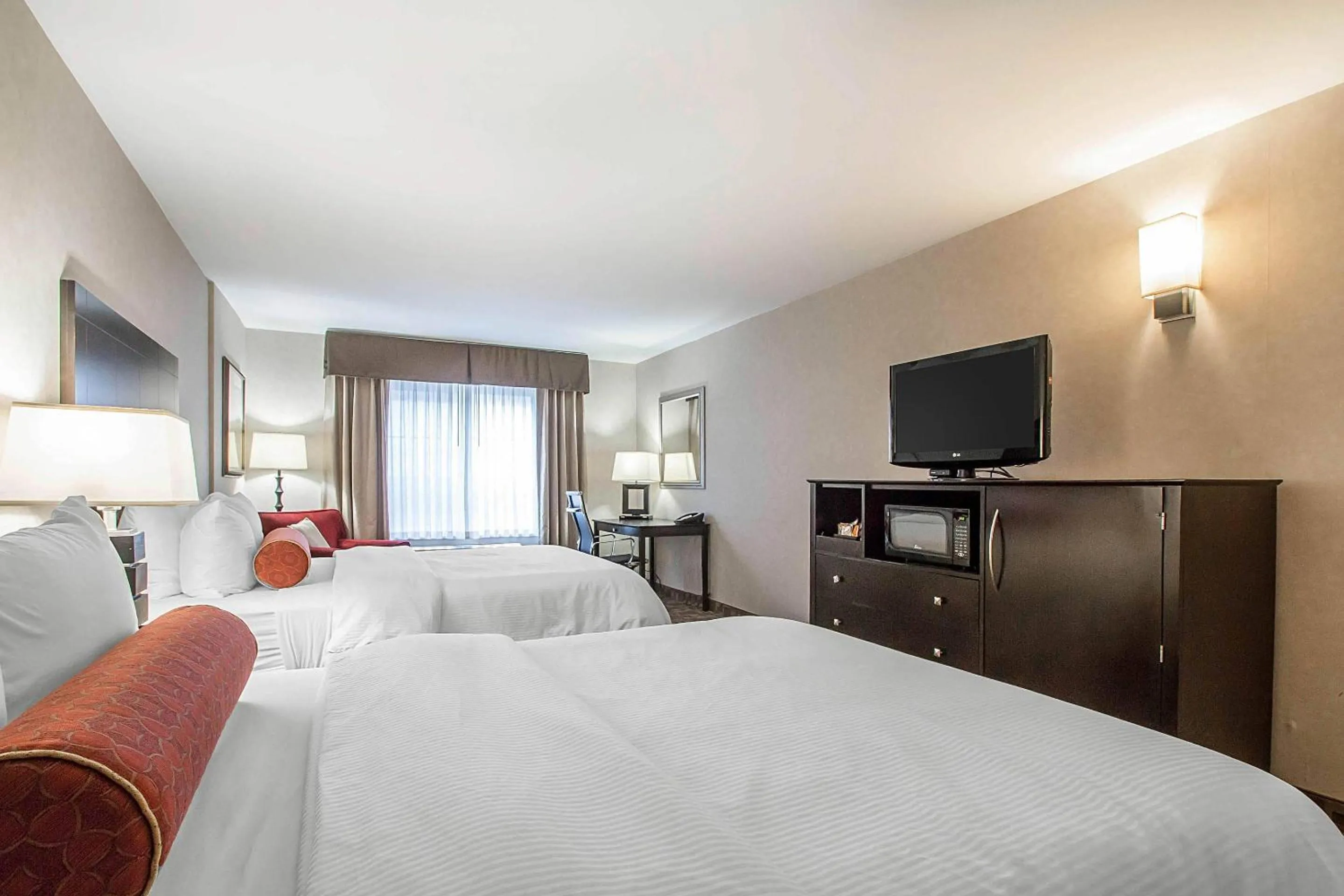 Bedroom, Bed in Clarion Inn Elmhurst - Oak Brook near I-88, I-290, I-294