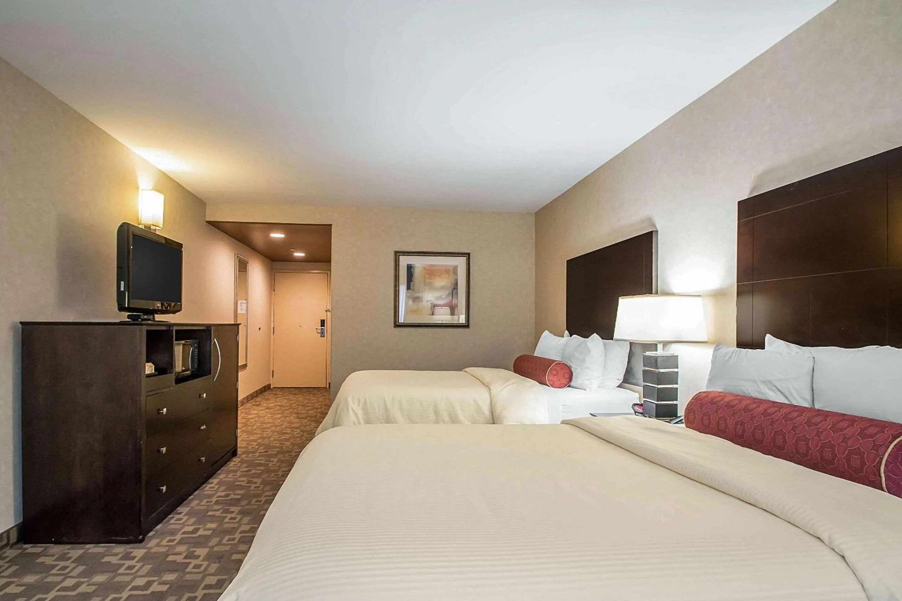 Bedroom, Bed in Clarion Inn Elmhurst - Oak Brook near I-88, I-290, I-294