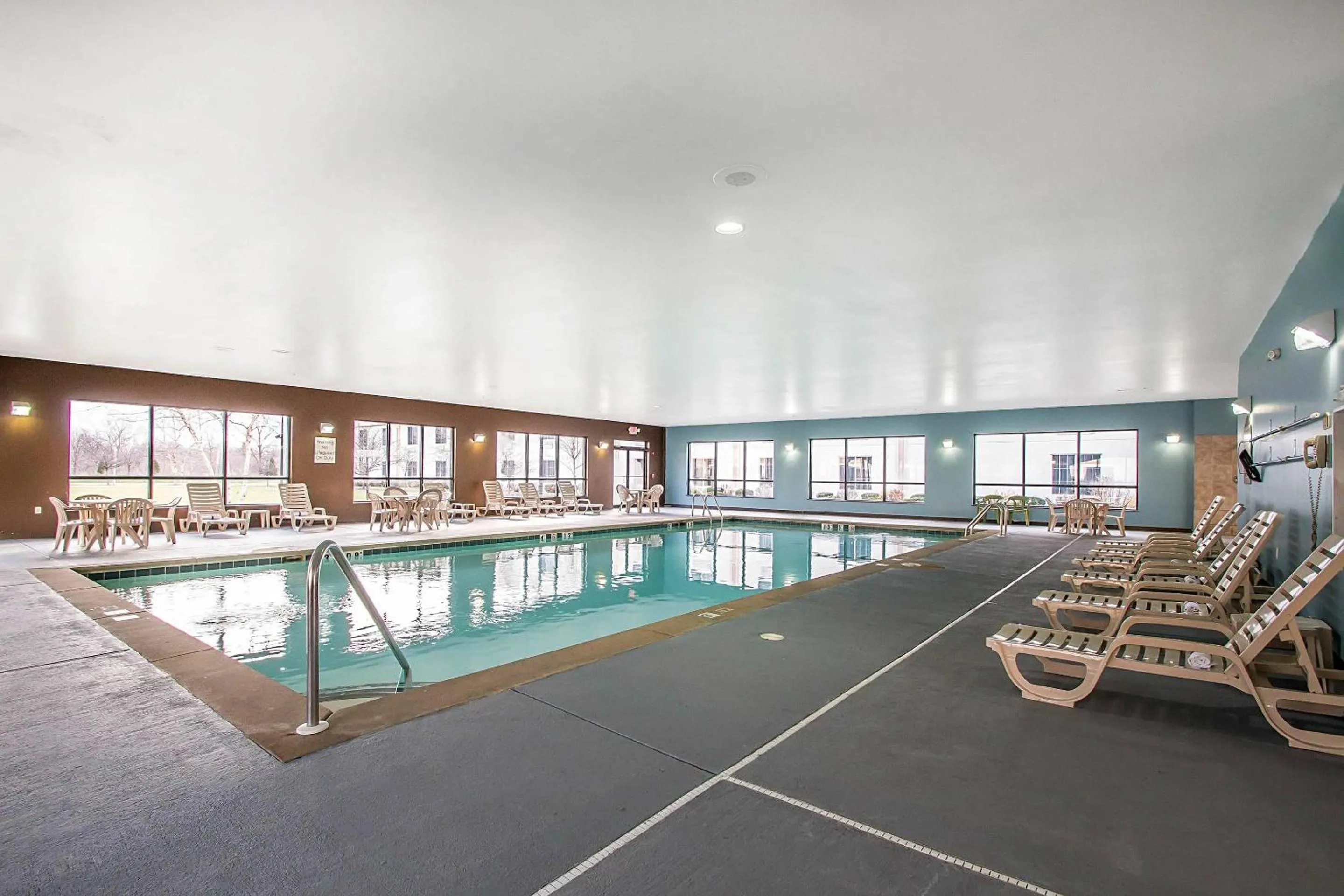 Swimming pool in Clarion Inn Elmhurst - Oak Brook near I-88, I-290, I-294