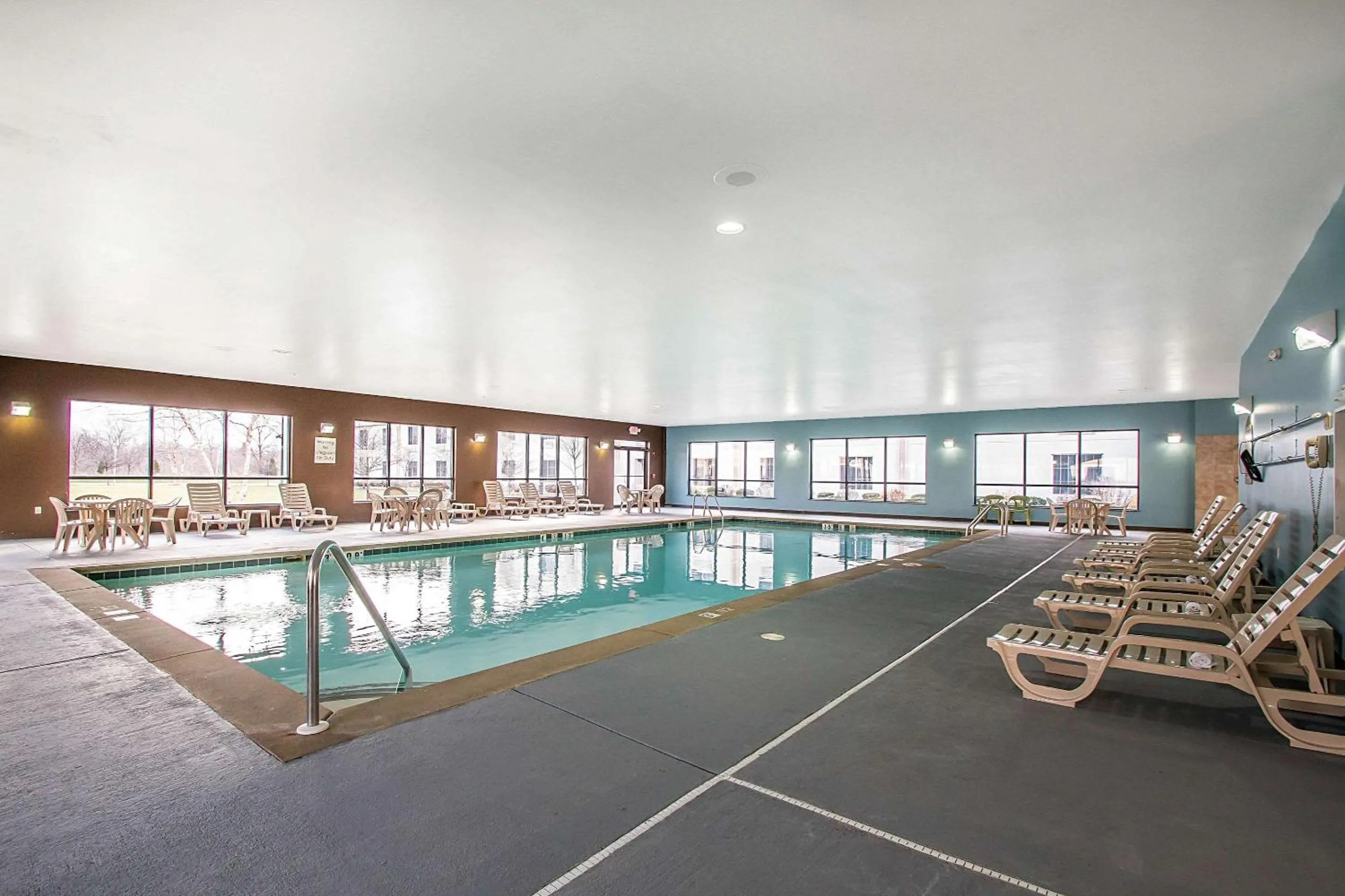 Swimming pool in Clarion Inn Elmhurst - Oak Brook near I-88, I-290, I-294