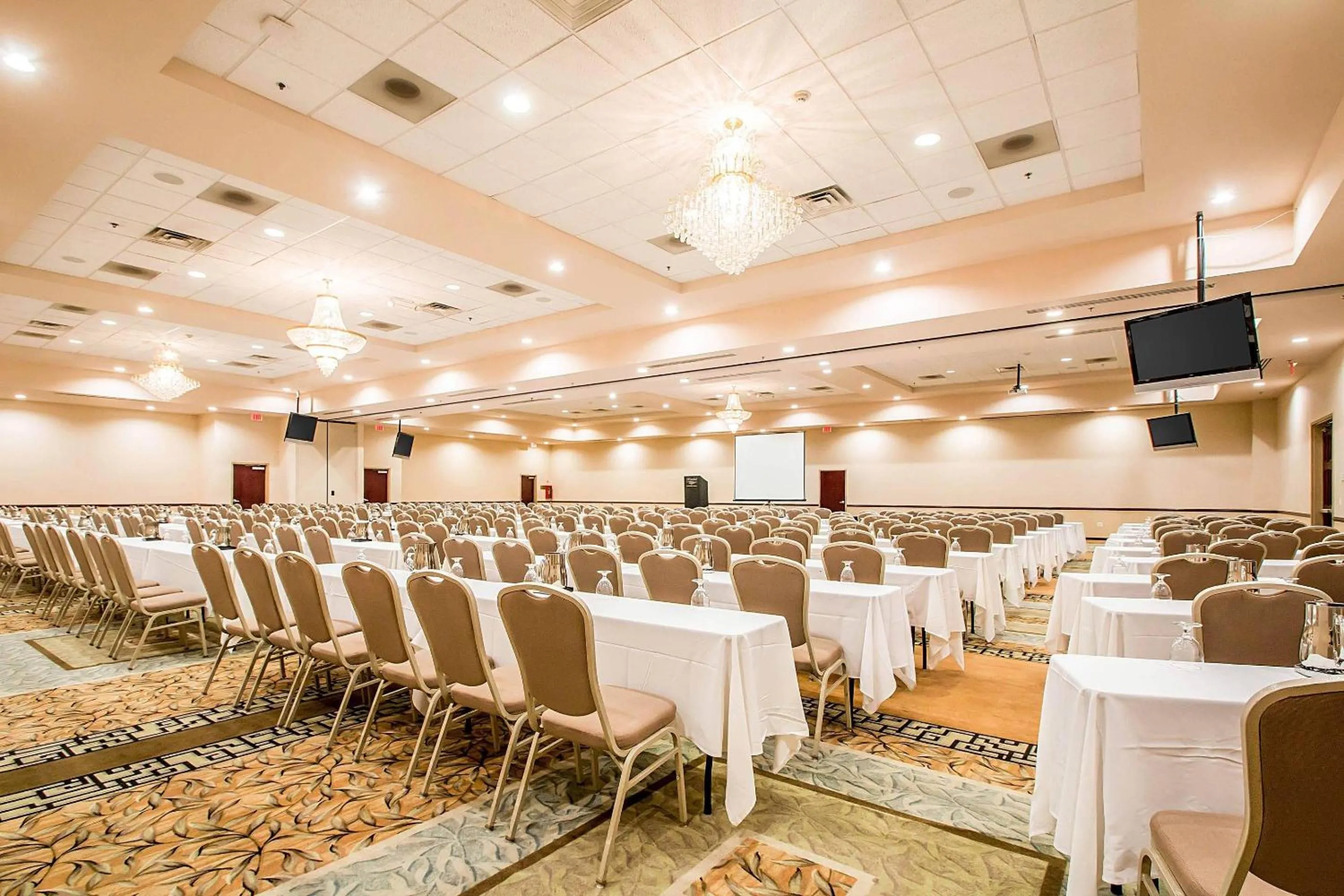 Meeting/conference room in Clarion Inn Elmhurst - Oak Brook near I-88, I-290, I-294