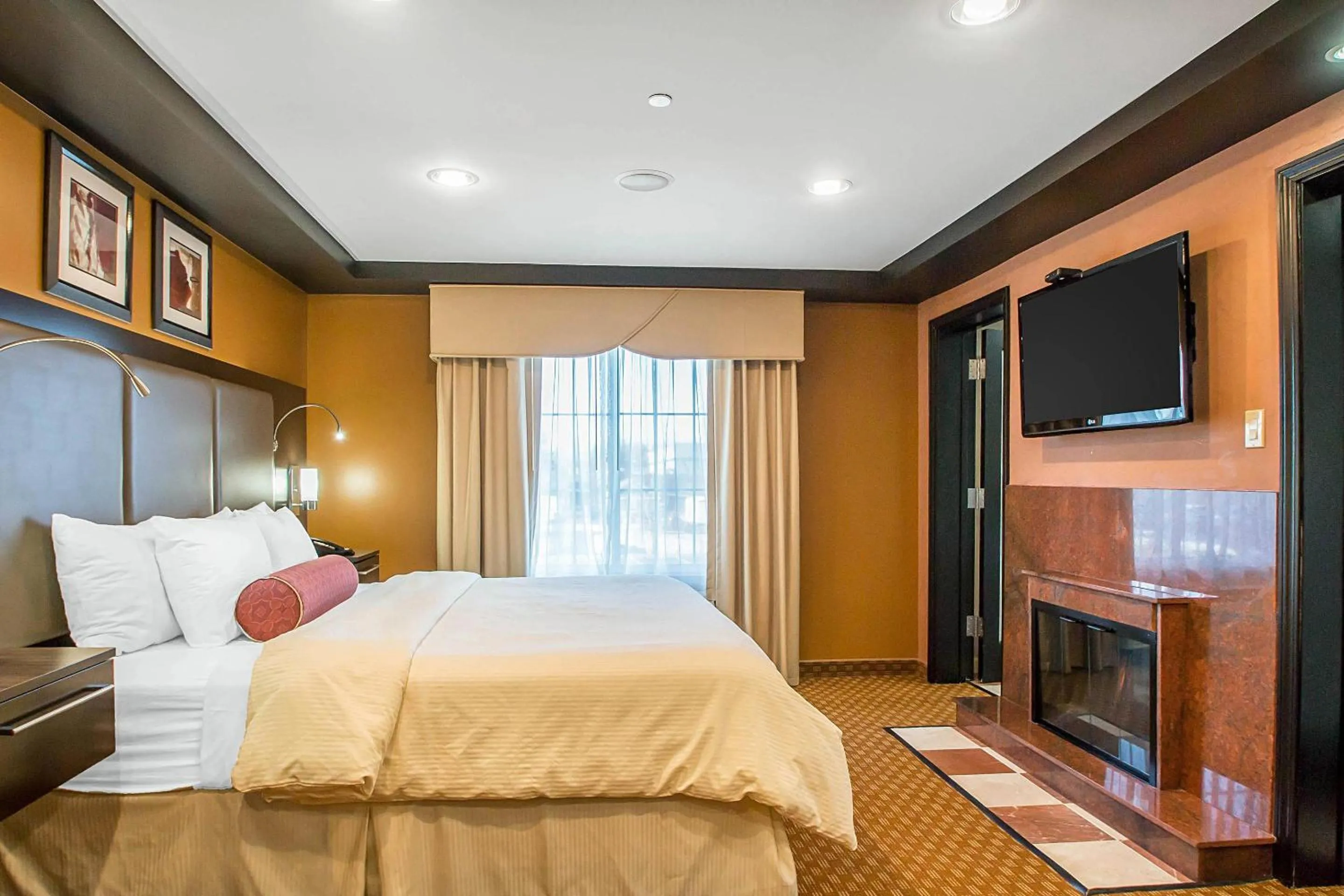 Bedroom, Bed in Clarion Inn Elmhurst - Oak Brook near I-88, I-290, I-294