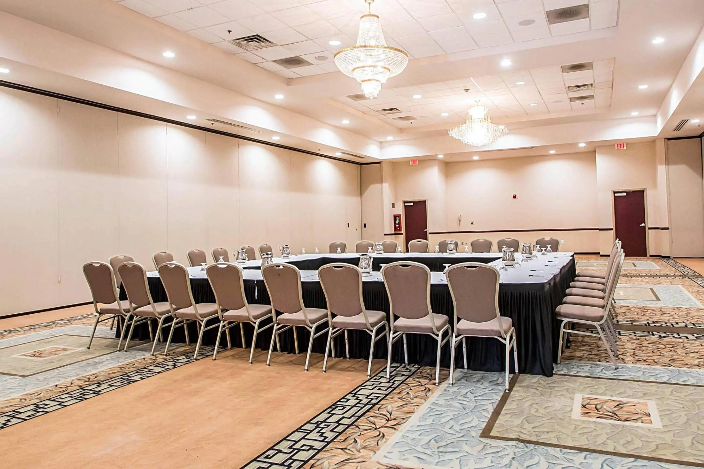 Meeting/conference room in Clarion Inn Elmhurst - Oak Brook near I-88, I-290, I-294