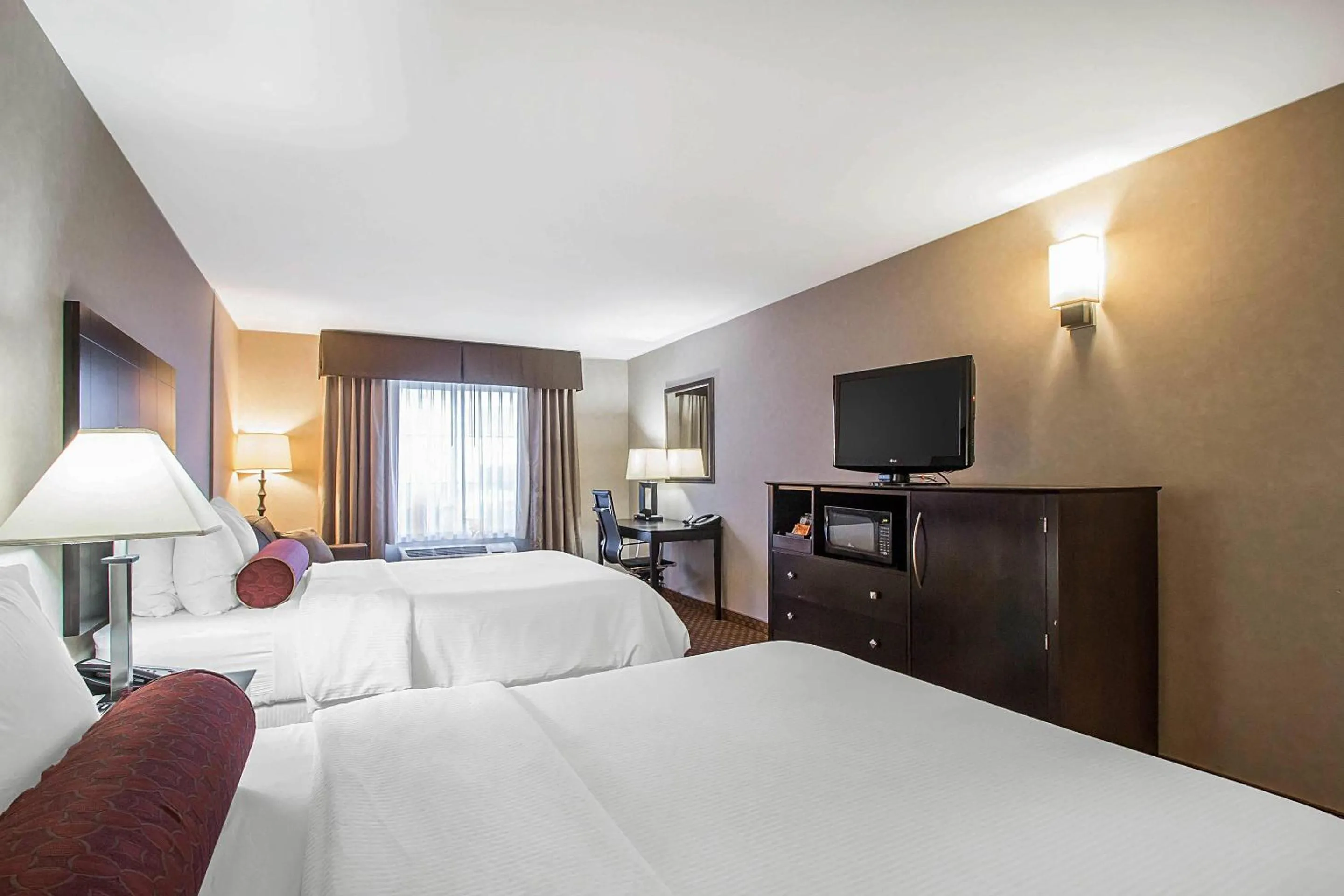 Bedroom, Bed in Clarion Inn Elmhurst - Oak Brook near I-88, I-290, I-294