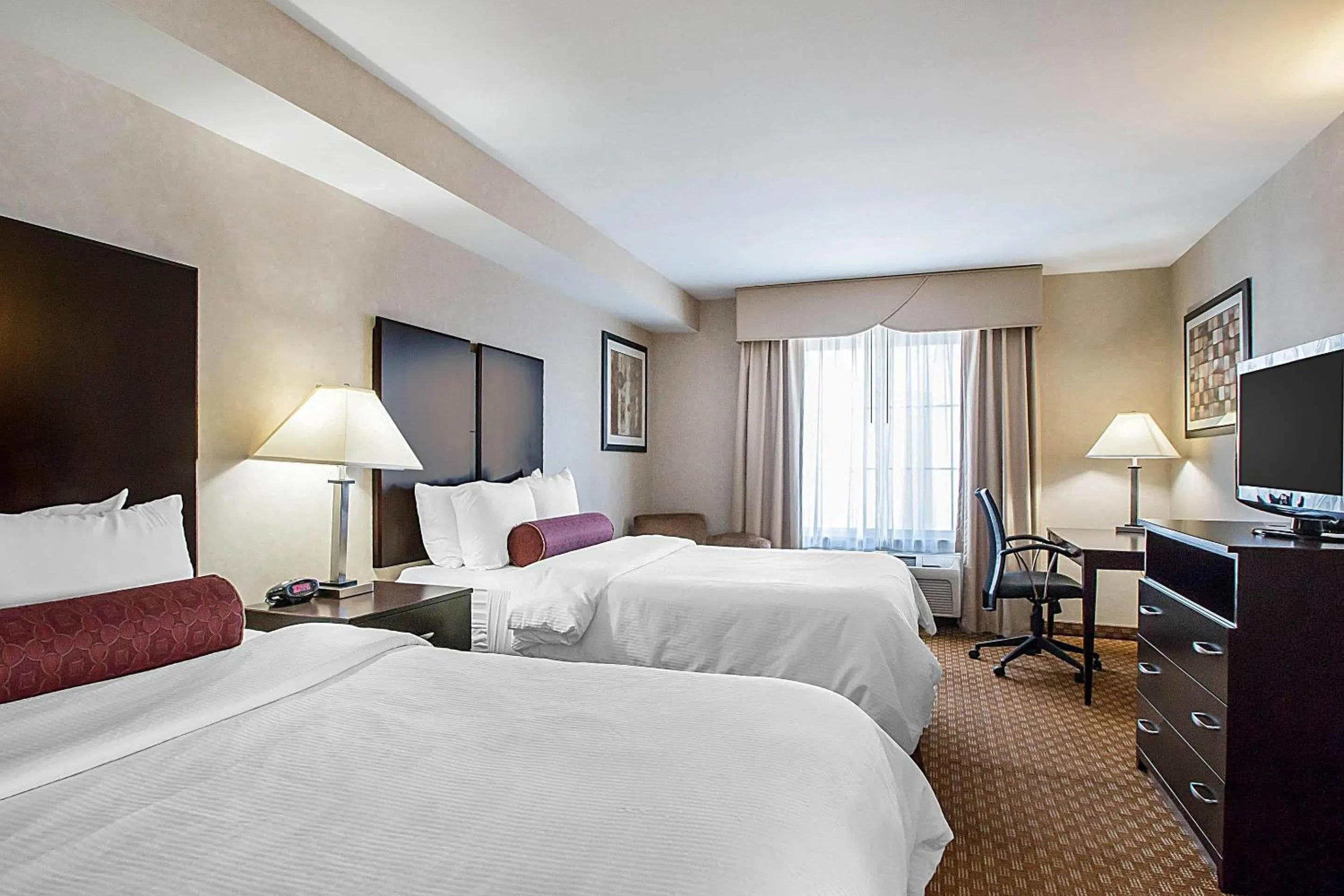 Bedroom, Bed in Clarion Inn Elmhurst - Oak Brook near I-88, I-290, I-294