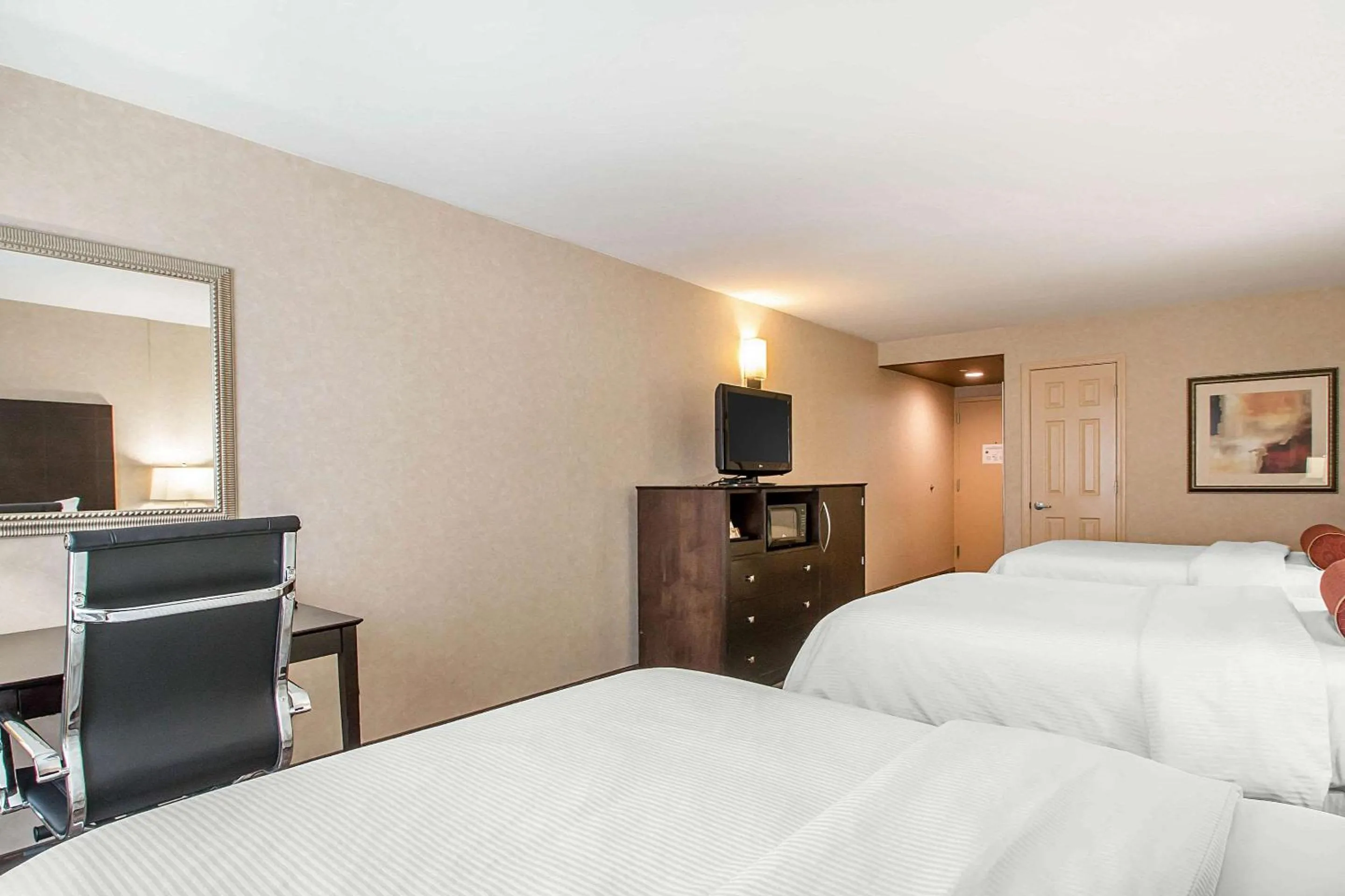 Photo of the whole room, Bed in Clarion Inn Elmhurst - Oak Brook near I-88, I-290, I-294