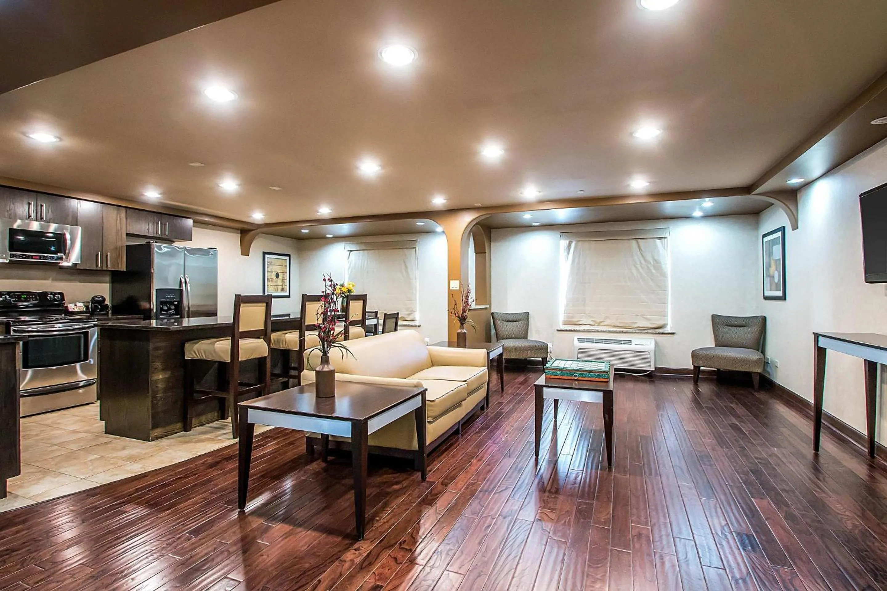 Bedroom in Clarion Inn Elmhurst - Oak Brook near I-88, I-290, I-294