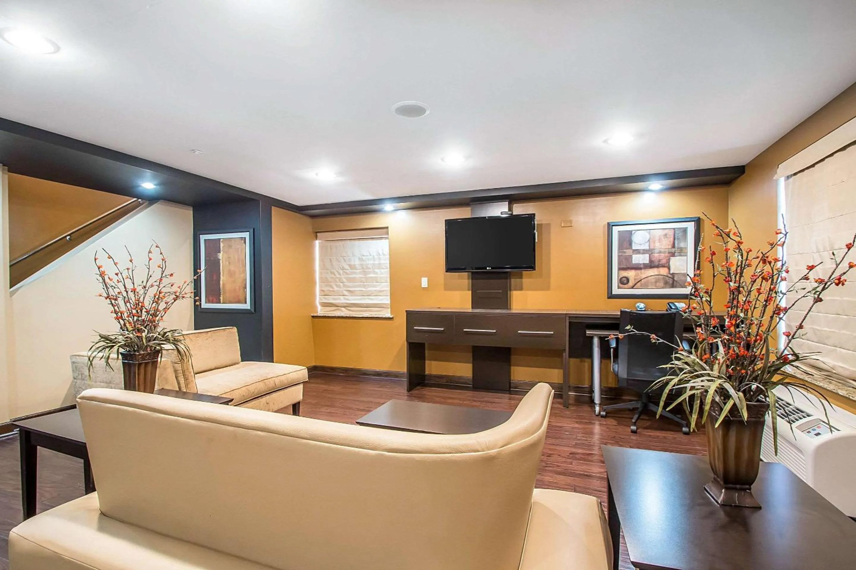 Bedroom in Clarion Inn Elmhurst - Oak Brook near I-88, I-290, I-294