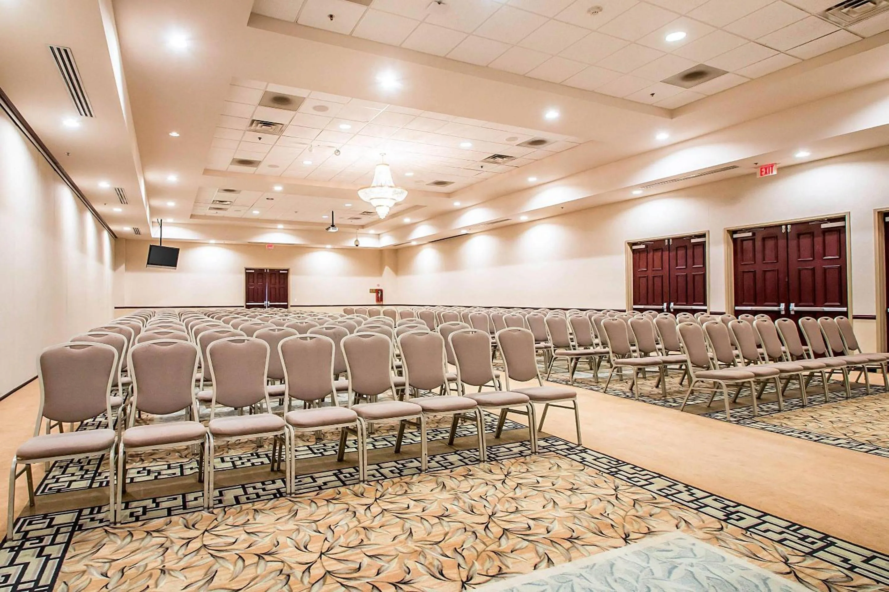 Meeting/conference room in Clarion Inn Elmhurst - Oak Brook near I-88, I-290, I-294