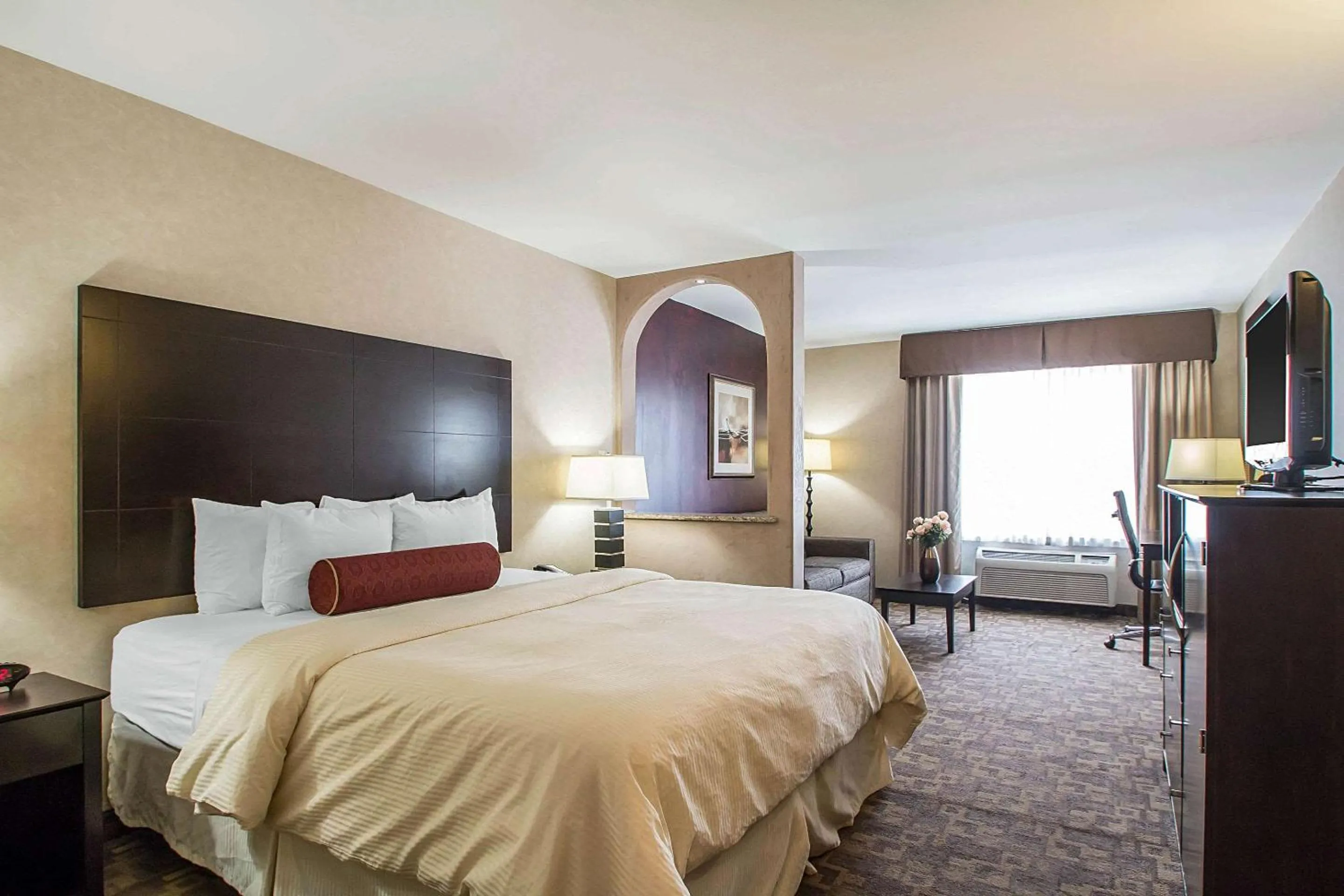 Bedroom, Bed in Clarion Inn Elmhurst - Oak Brook near I-88, I-290, I-294