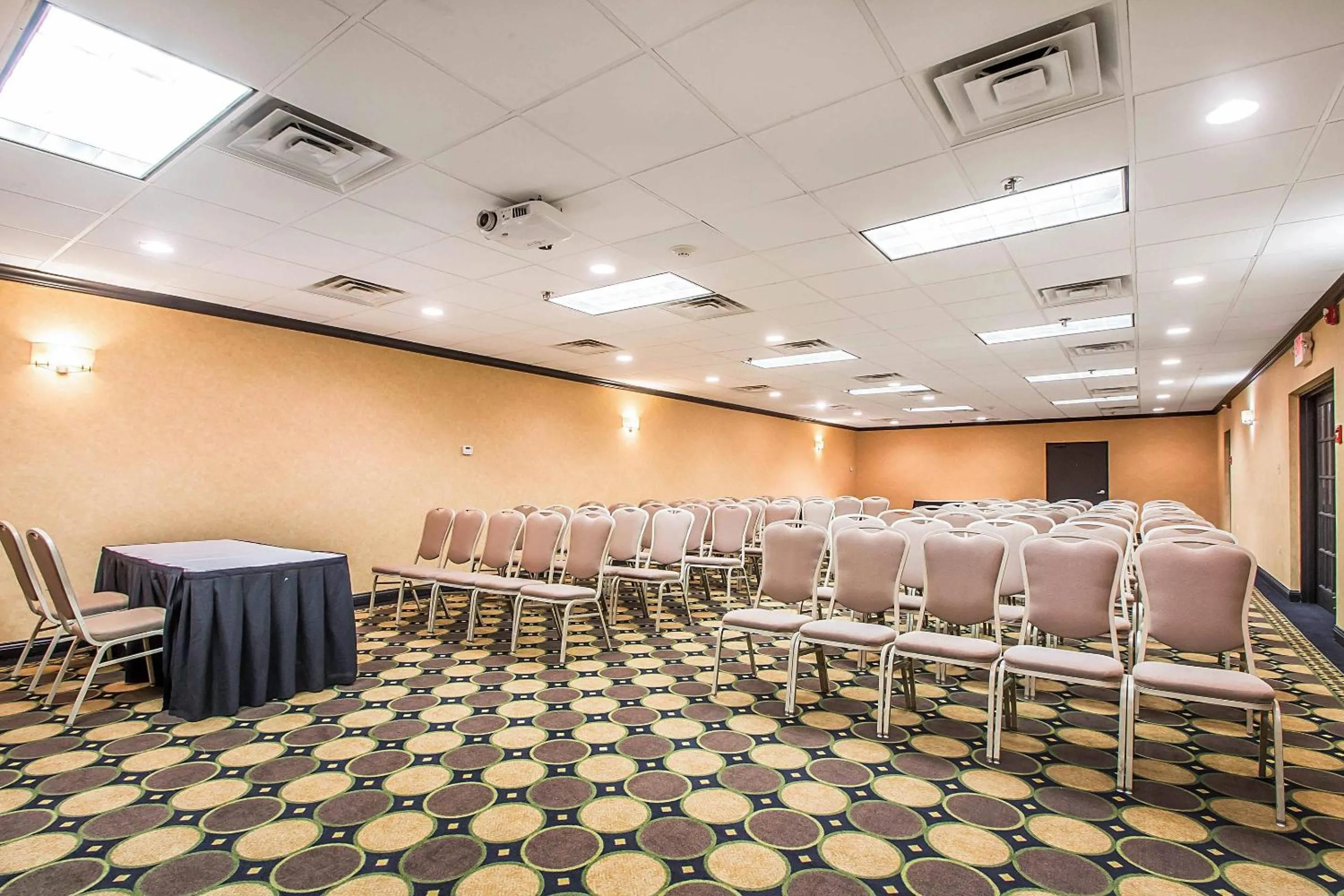 Meeting/conference room in Clarion Inn Elmhurst - Oak Brook near I-88, I-290, I-294