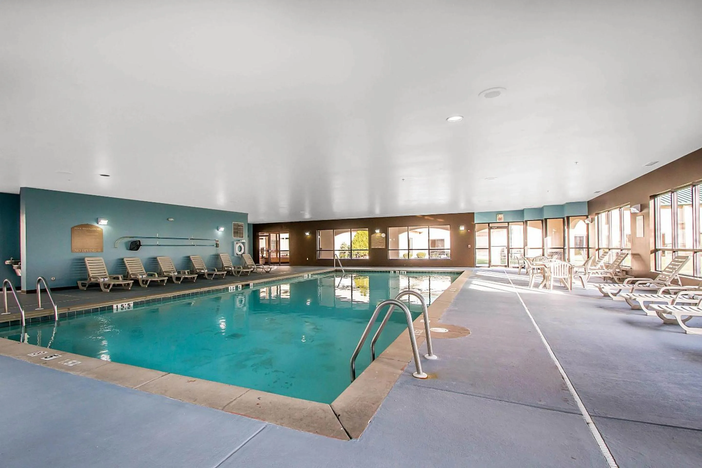 Swimming pool in Clarion Inn Elmhurst - Oak Brook near I-88, I-290, I-294