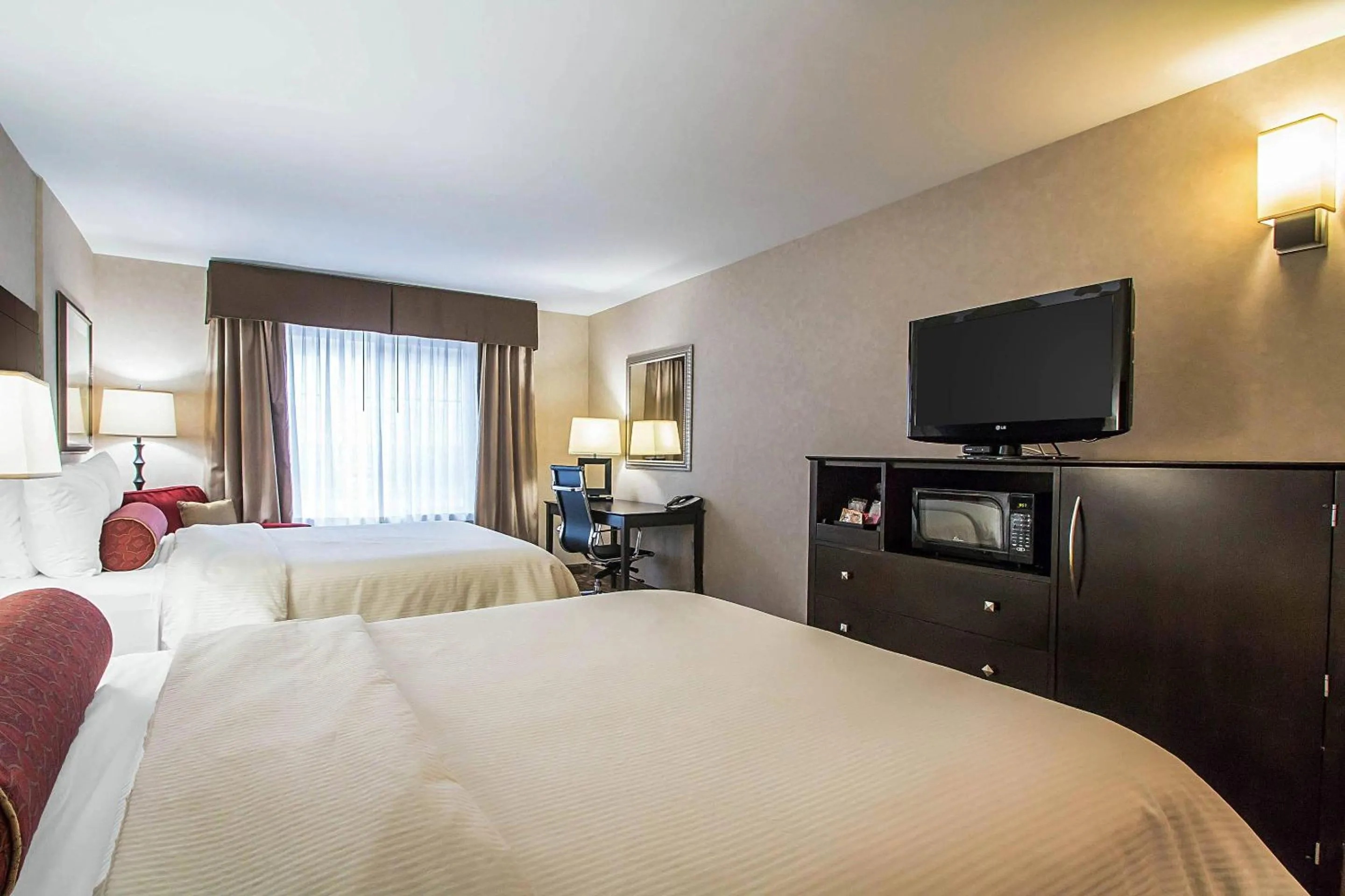 Bedroom, Bed in Clarion Inn Elmhurst - Oak Brook near I-88, I-290, I-294