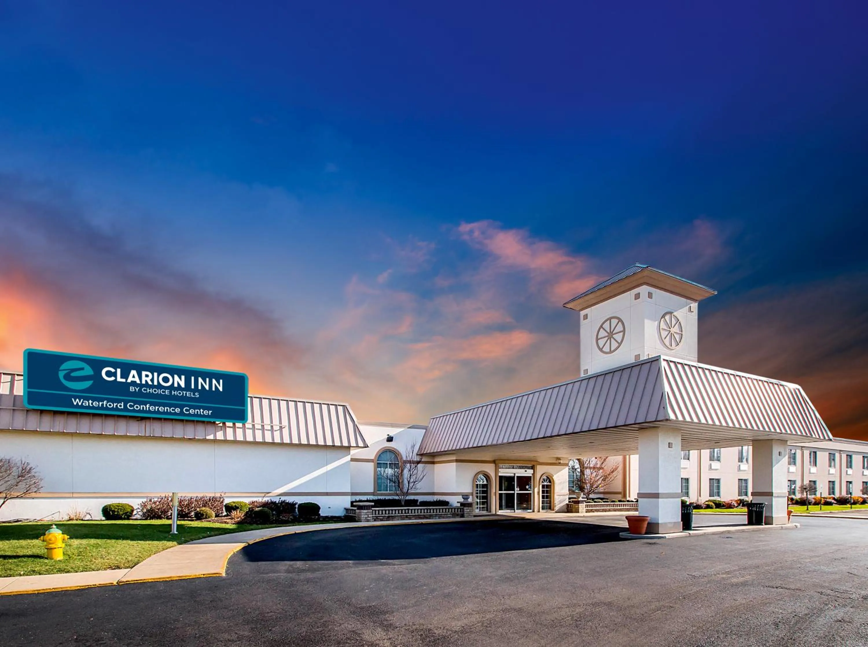 Property building in Clarion Inn Elmhurst - Oak Brook near I-88, I-290, I-294