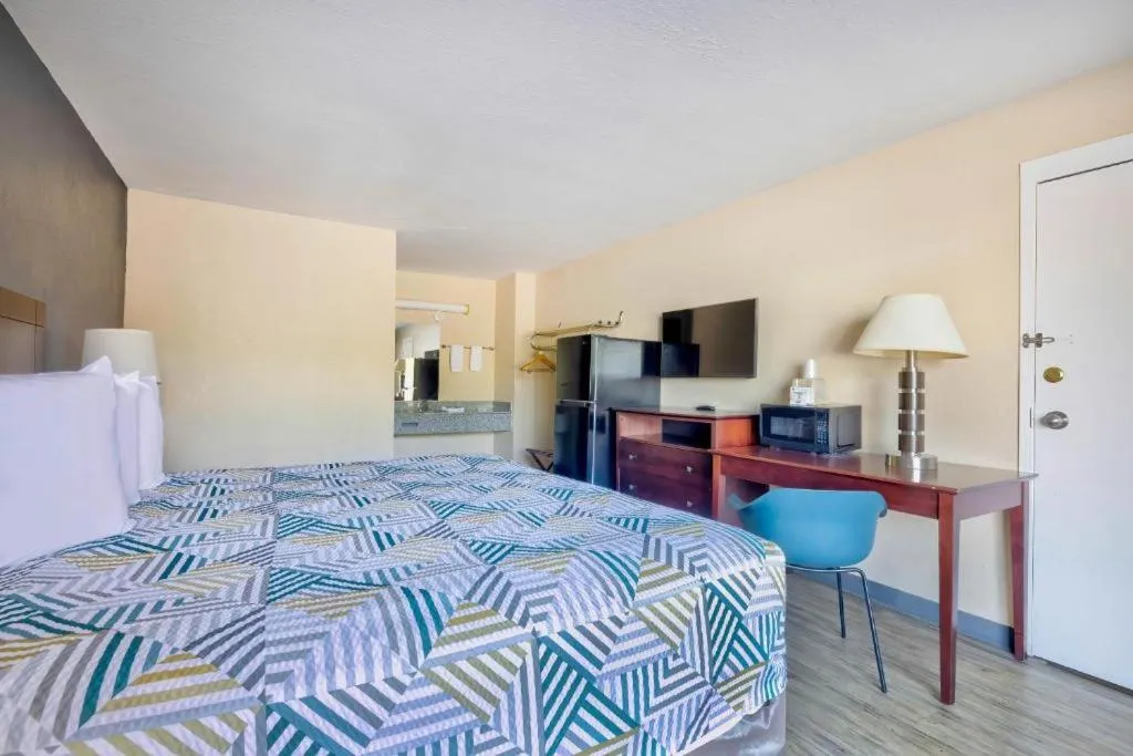 TV and multimedia, Bed in Motel 6 Effingham, IL