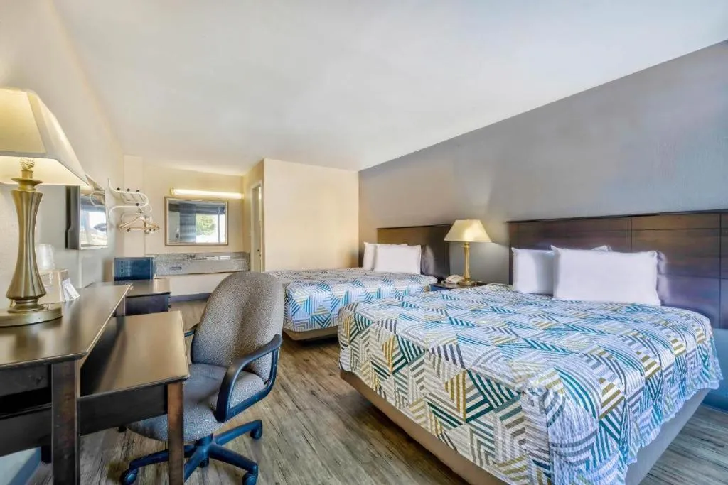 Photo of the whole room, Bed in Motel 6 Effingham, IL