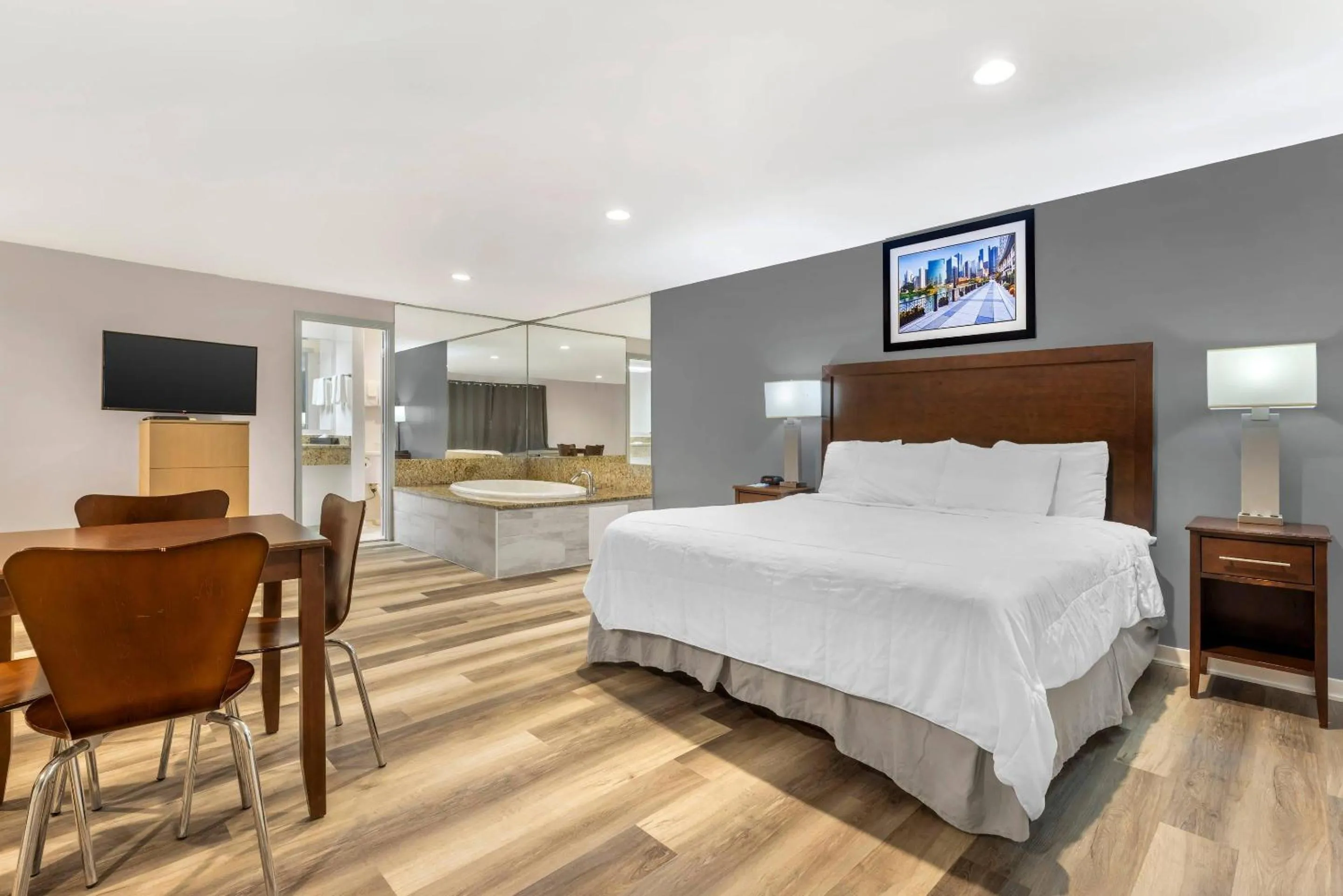 Bedroom, Bed in Rodeway Inn Lyons - La Grange