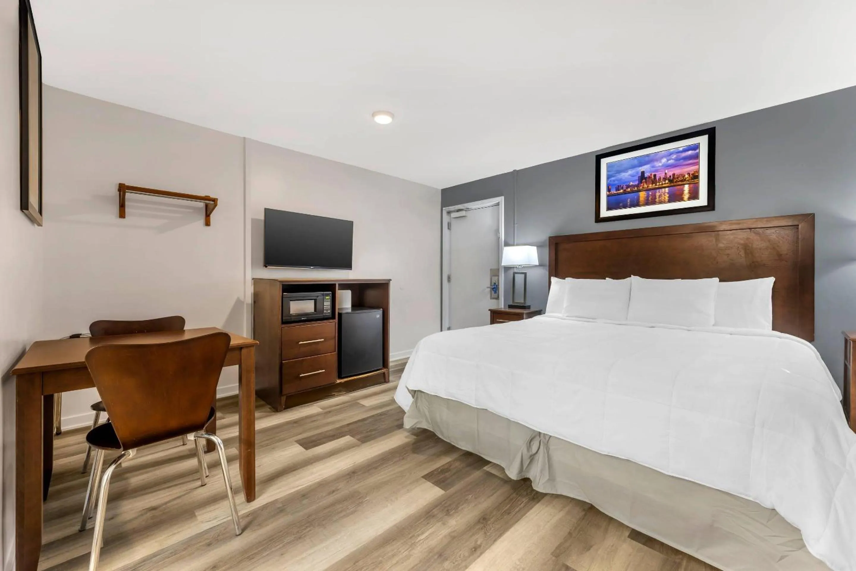 Bedroom, Bed in Rodeway Inn Lyons - La Grange