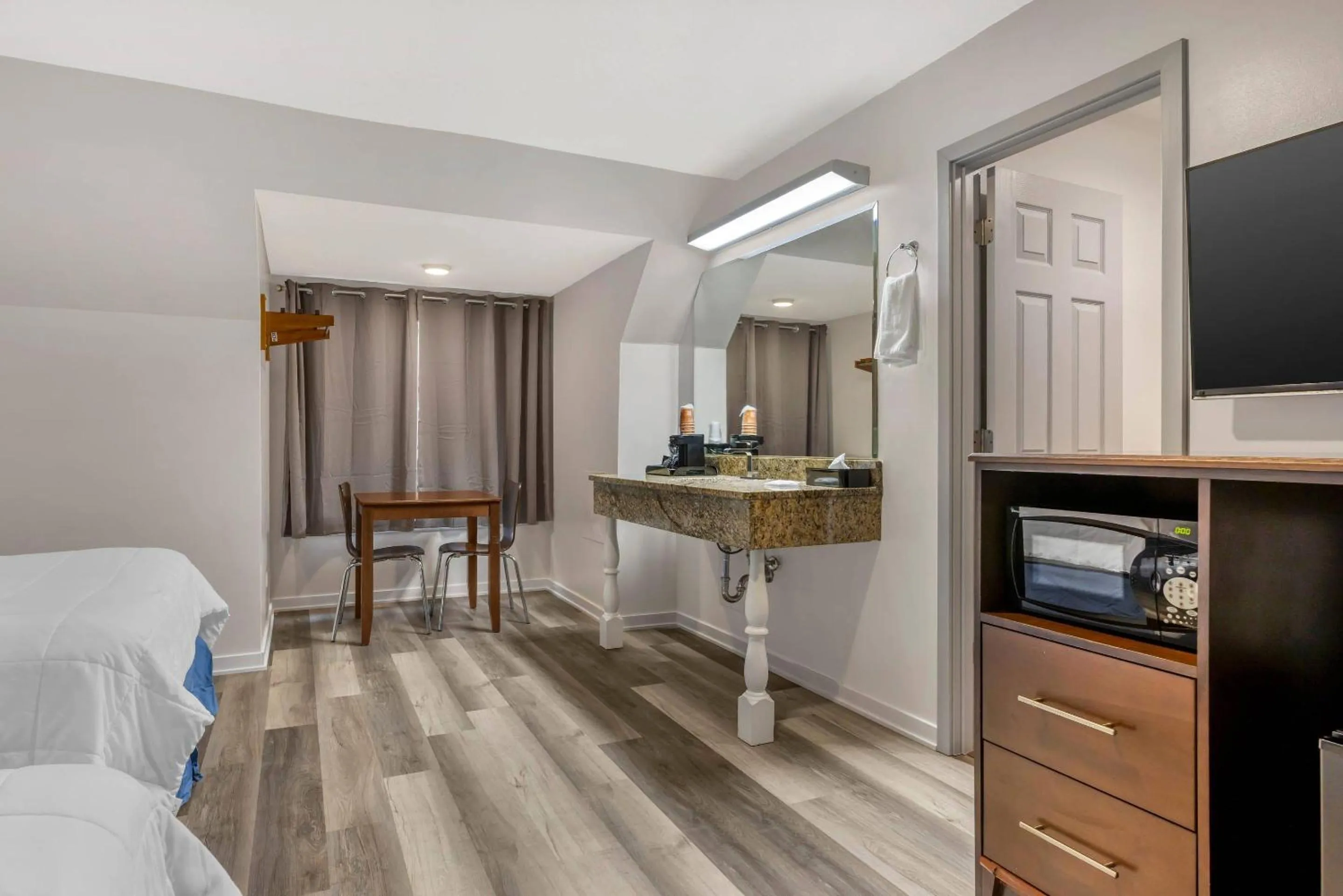 Bedroom in Rodeway Inn Lyons - La Grange