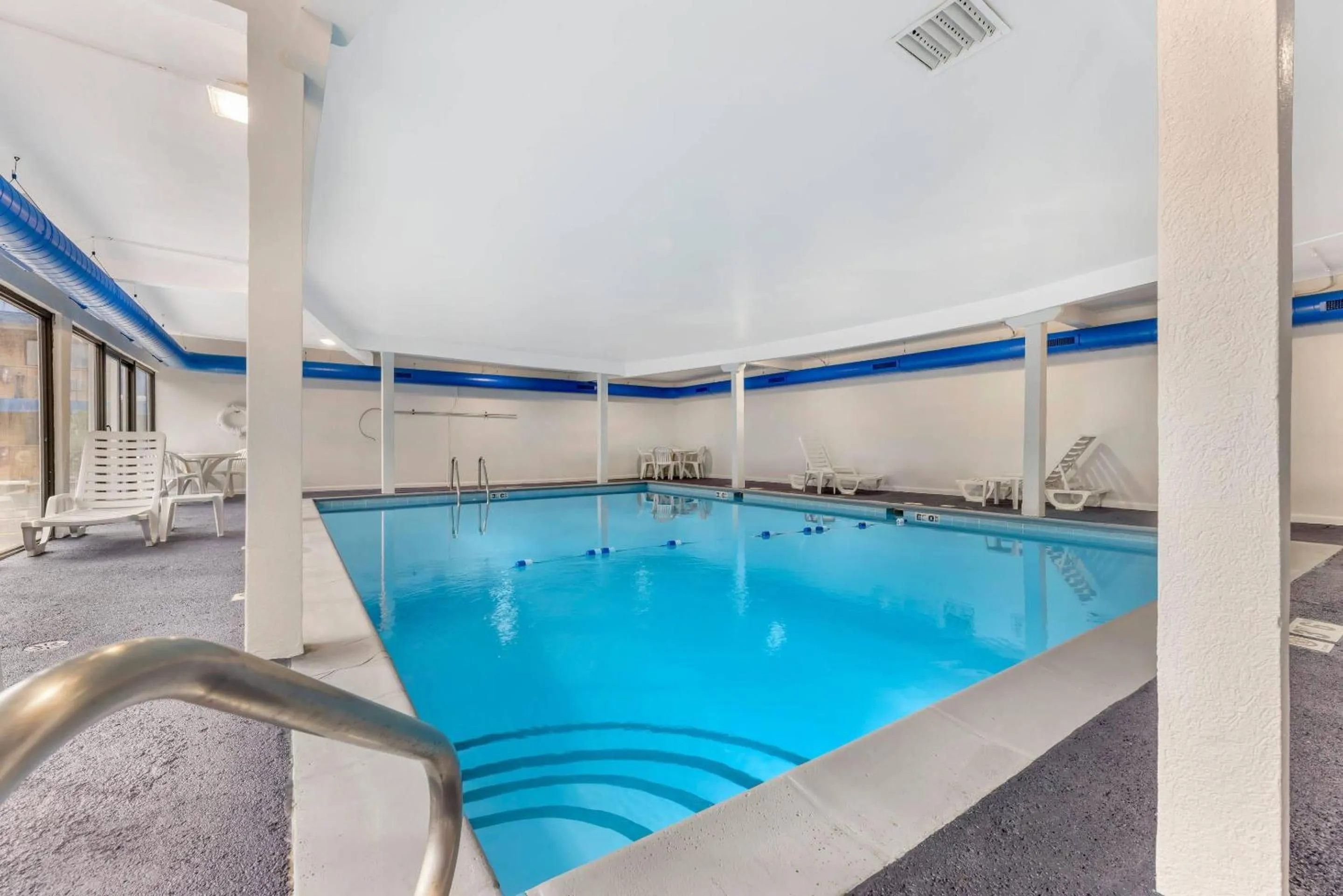 Swimming pool in Rodeway Inn Lyons - La Grange