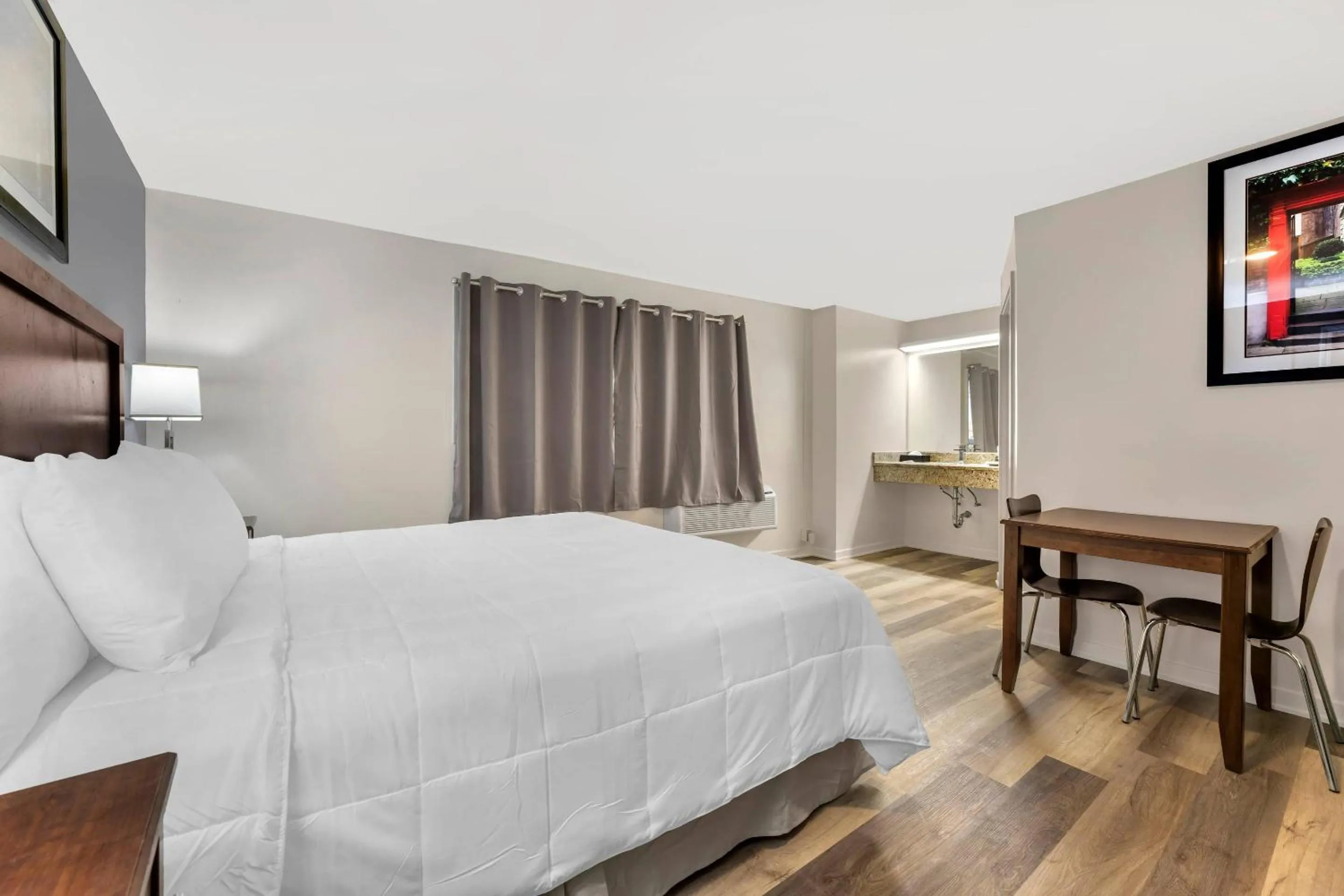 Bedroom, Bed in Rodeway Inn Lyons - La Grange