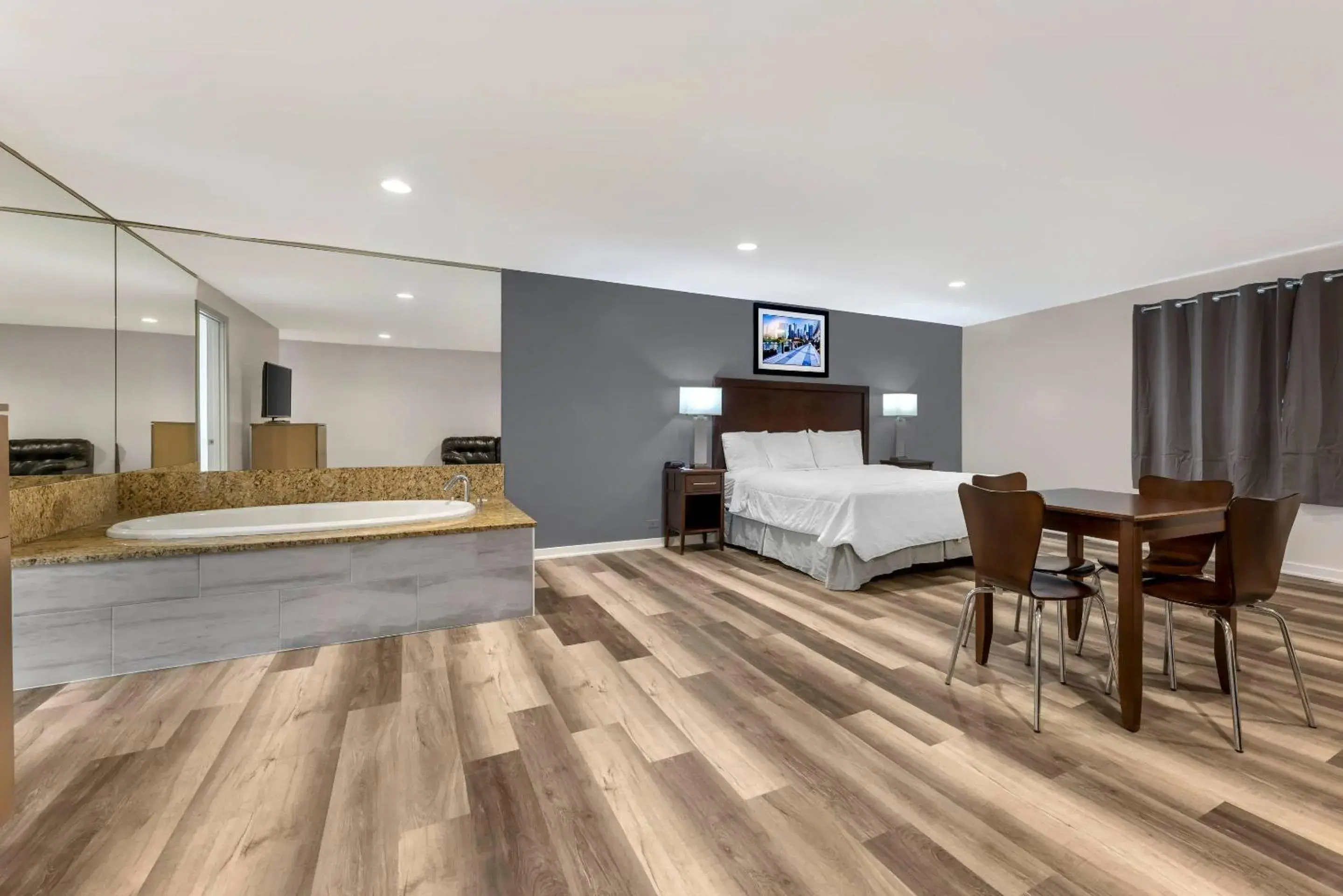 King Suite with Spa Bath - Non-Smoking in Rodeway Inn Lyons - La Grange King Suite with Spa Bath - Non-Smoking in Rodeway Inn Lyons - La Grange