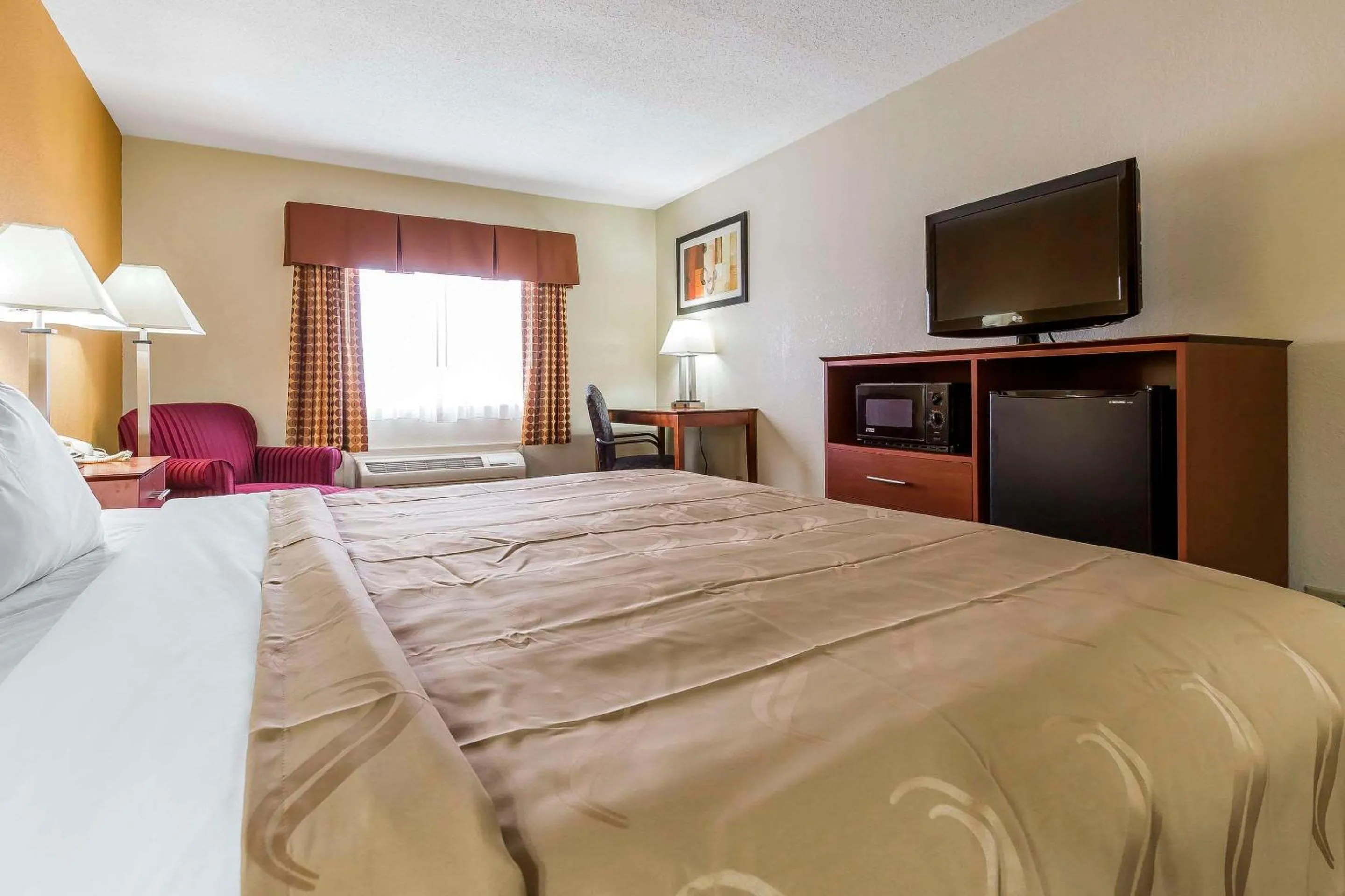 Bedroom, Bed in Quality Inn Sycamore - DeKalb