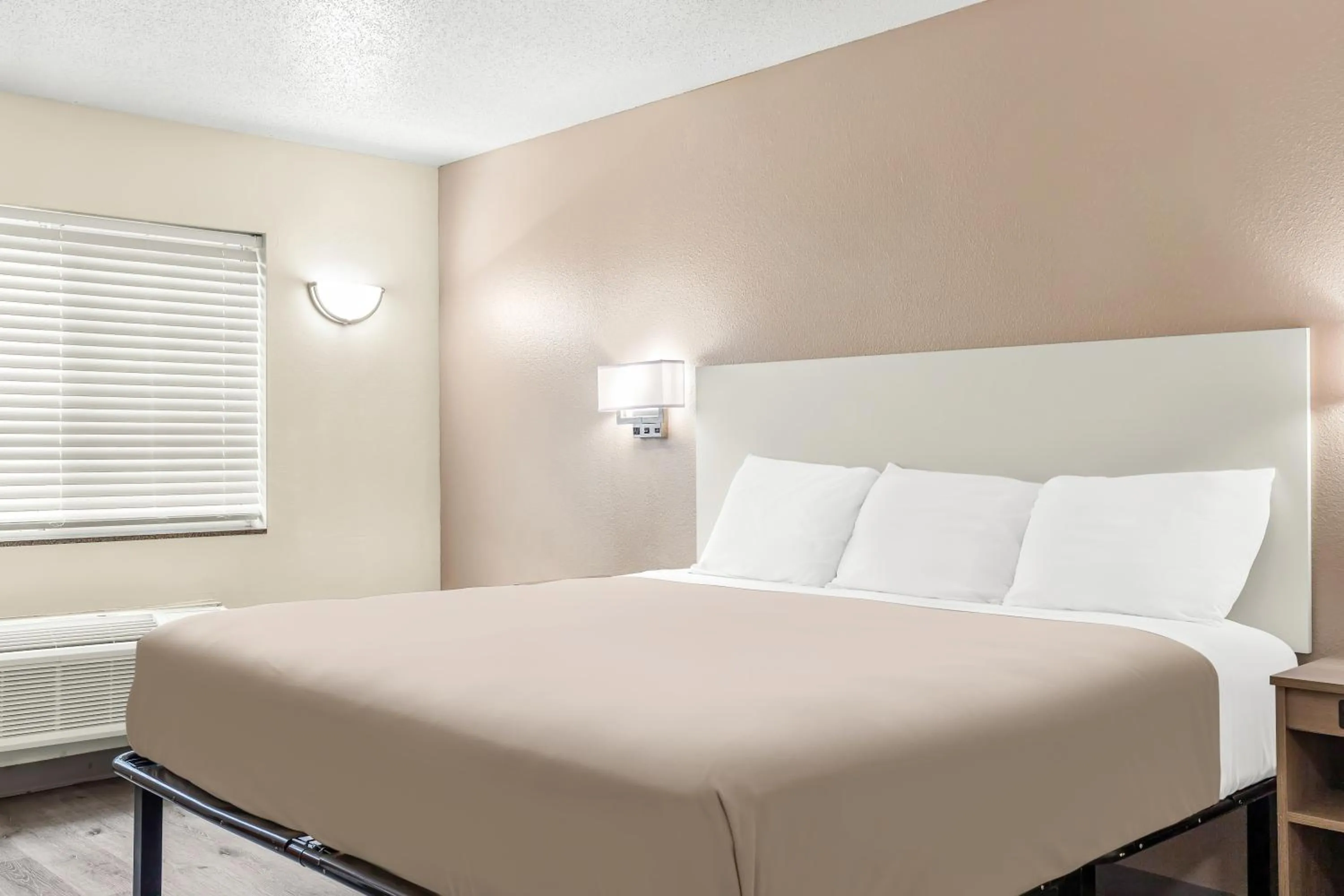 Bedroom, Bed in Welcome Suites-O'Fallon