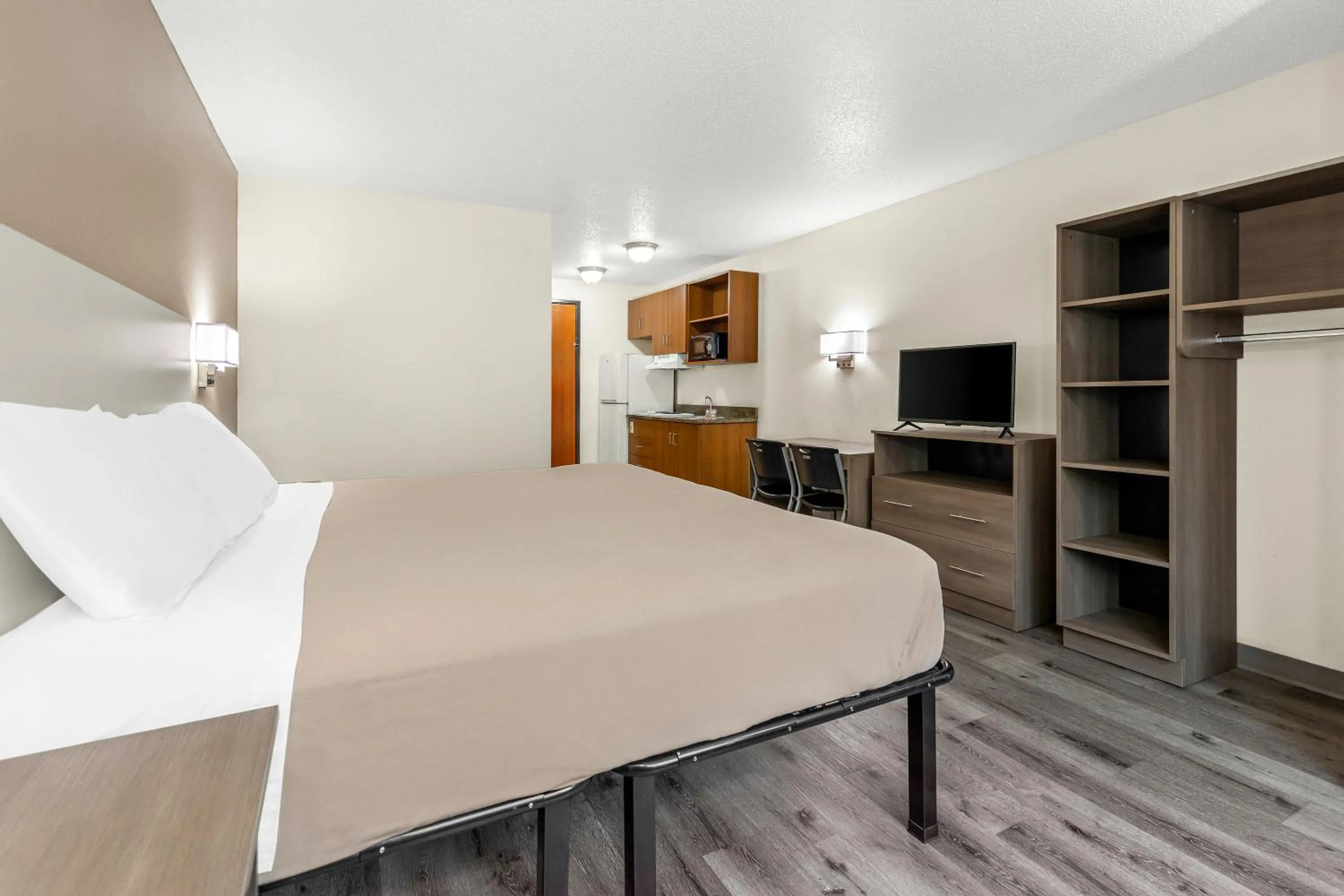 Kitchen or kitchenette in Welcome Suites-O'Fallon