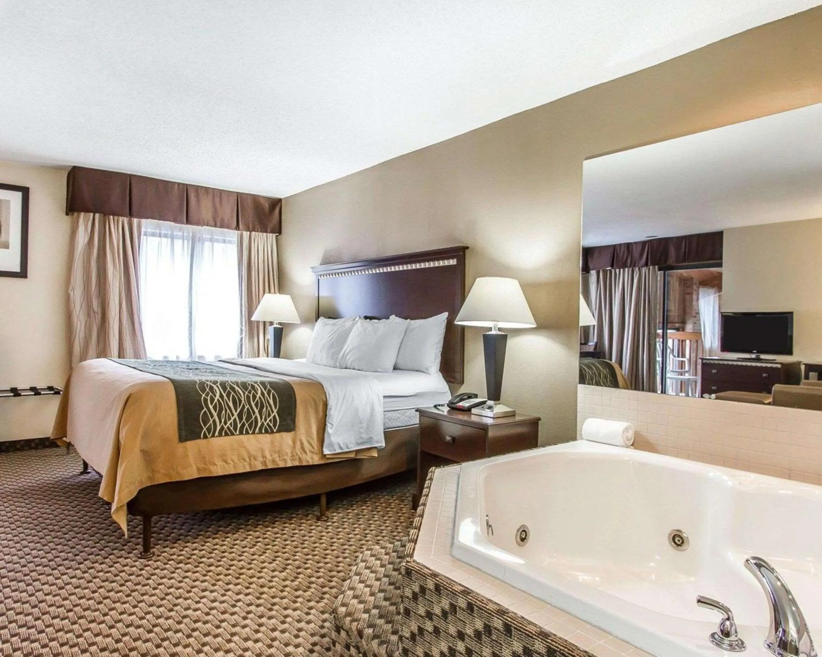 Photo of the whole room, Bed in Quality Inn Macomb near University Area