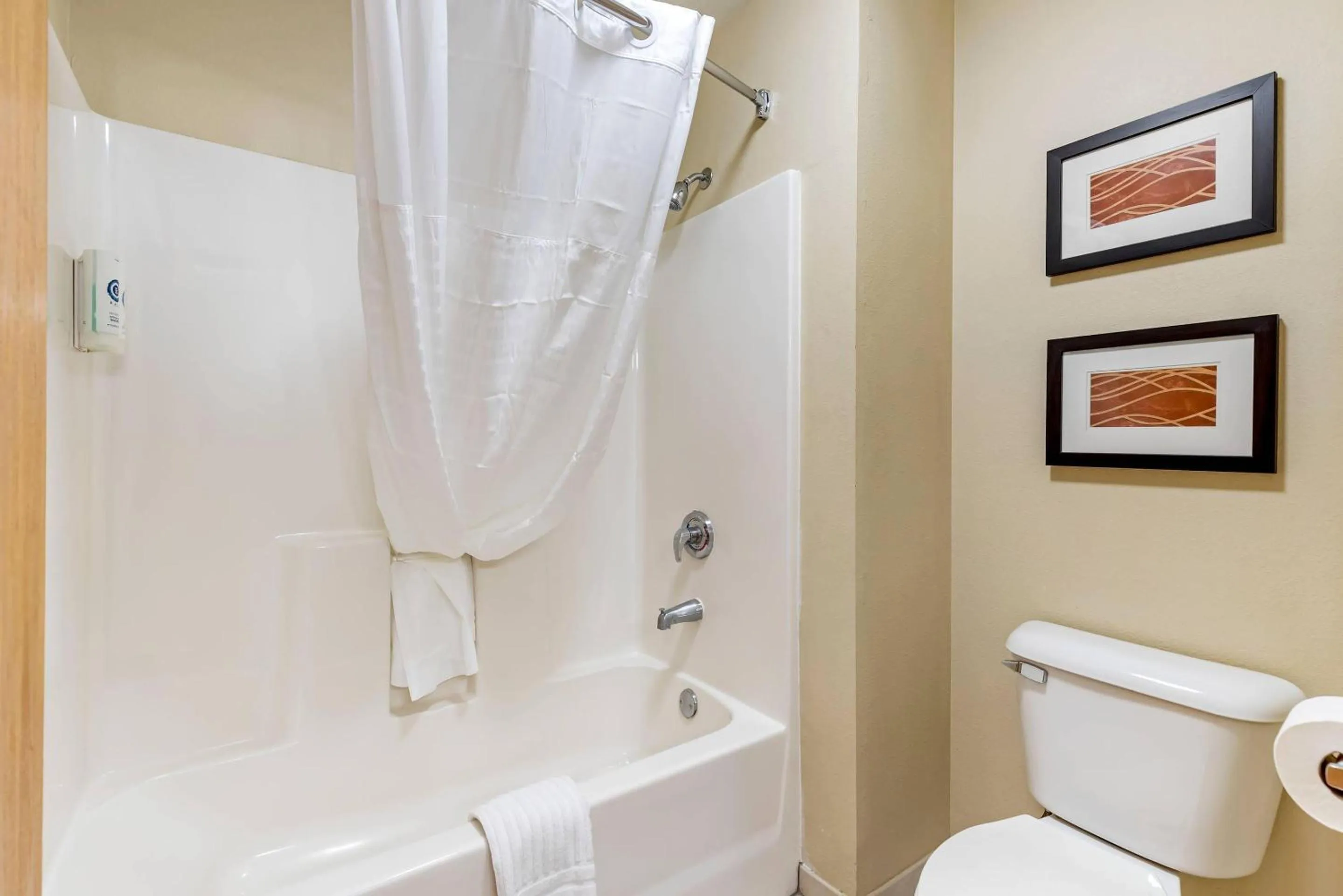 Bedroom in Comfort Inn & Suites East Moline near I-80