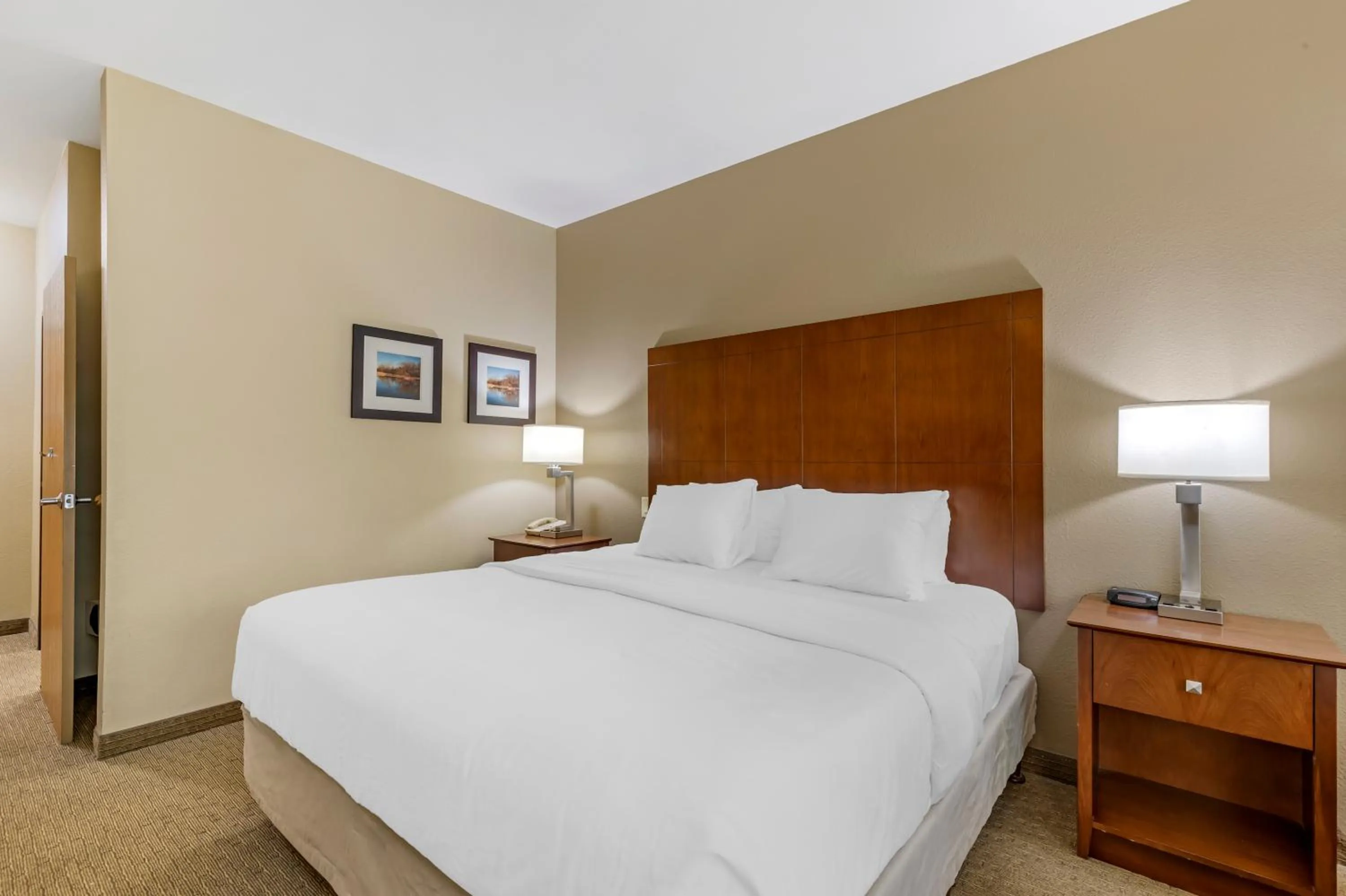 Bed in Comfort Inn & Suites East Moline near I-80