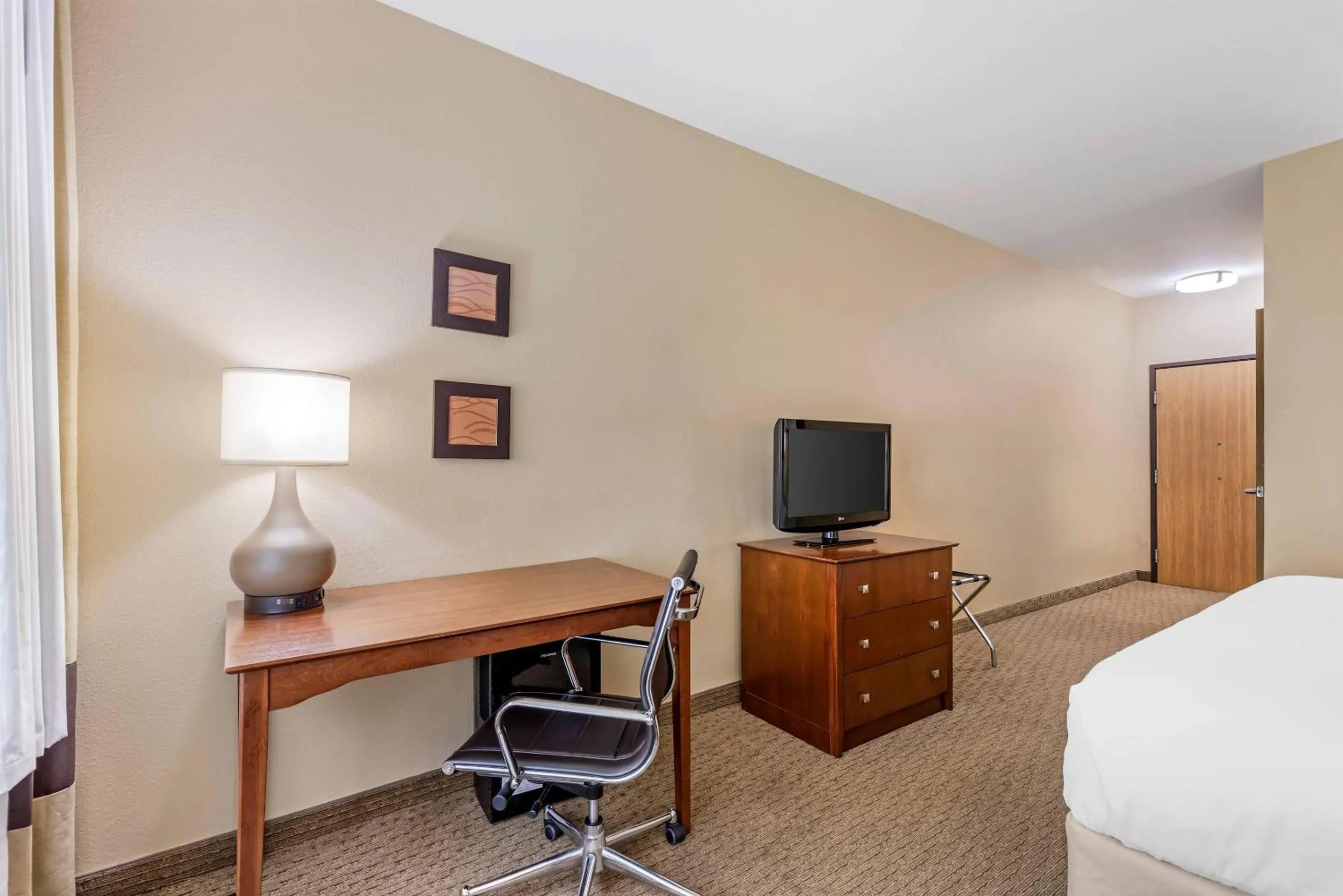 Bedroom, Bed in Comfort Inn & Suites East Moline near I-80