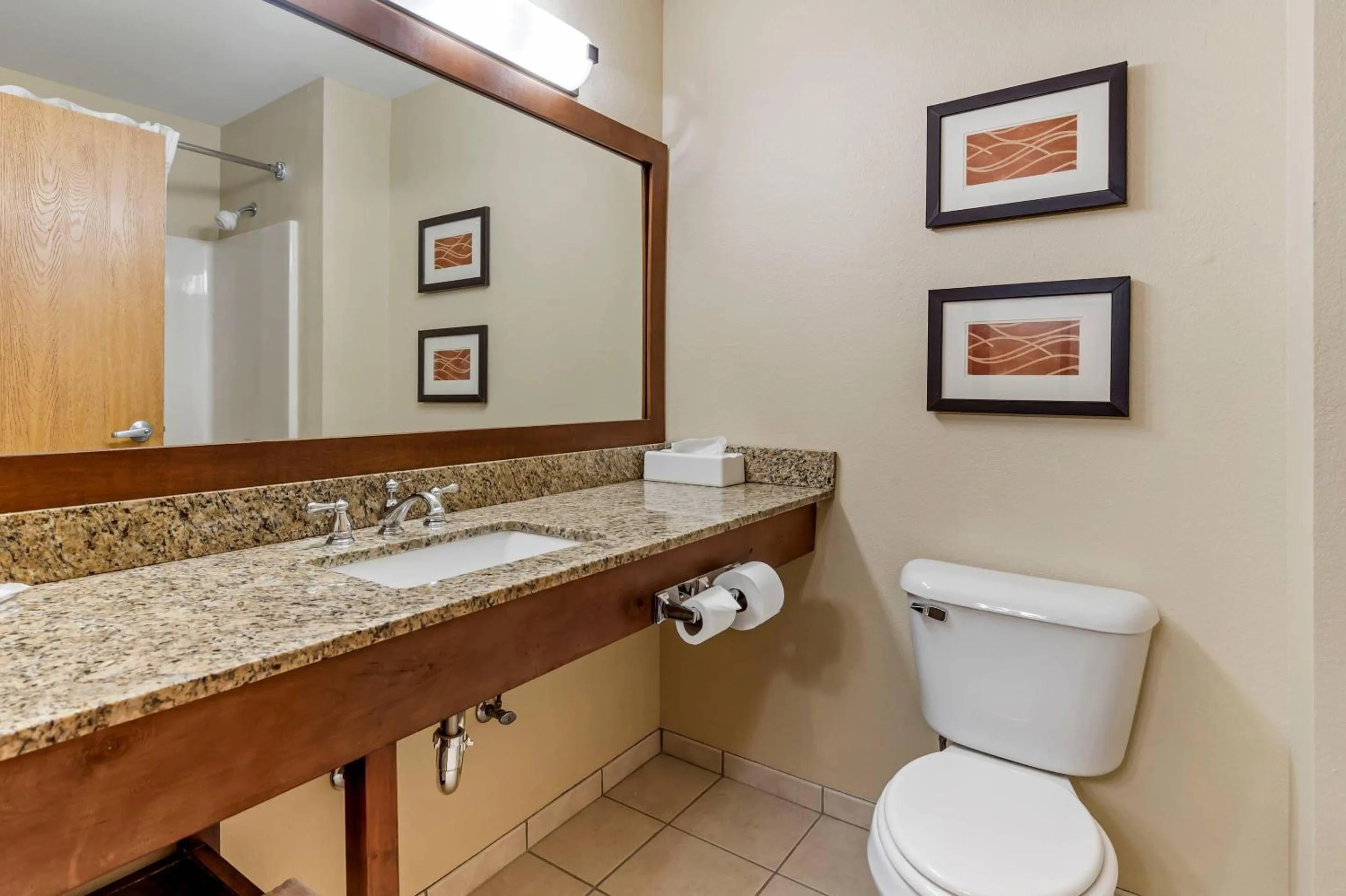 Bedroom in Comfort Inn & Suites East Moline near I-80