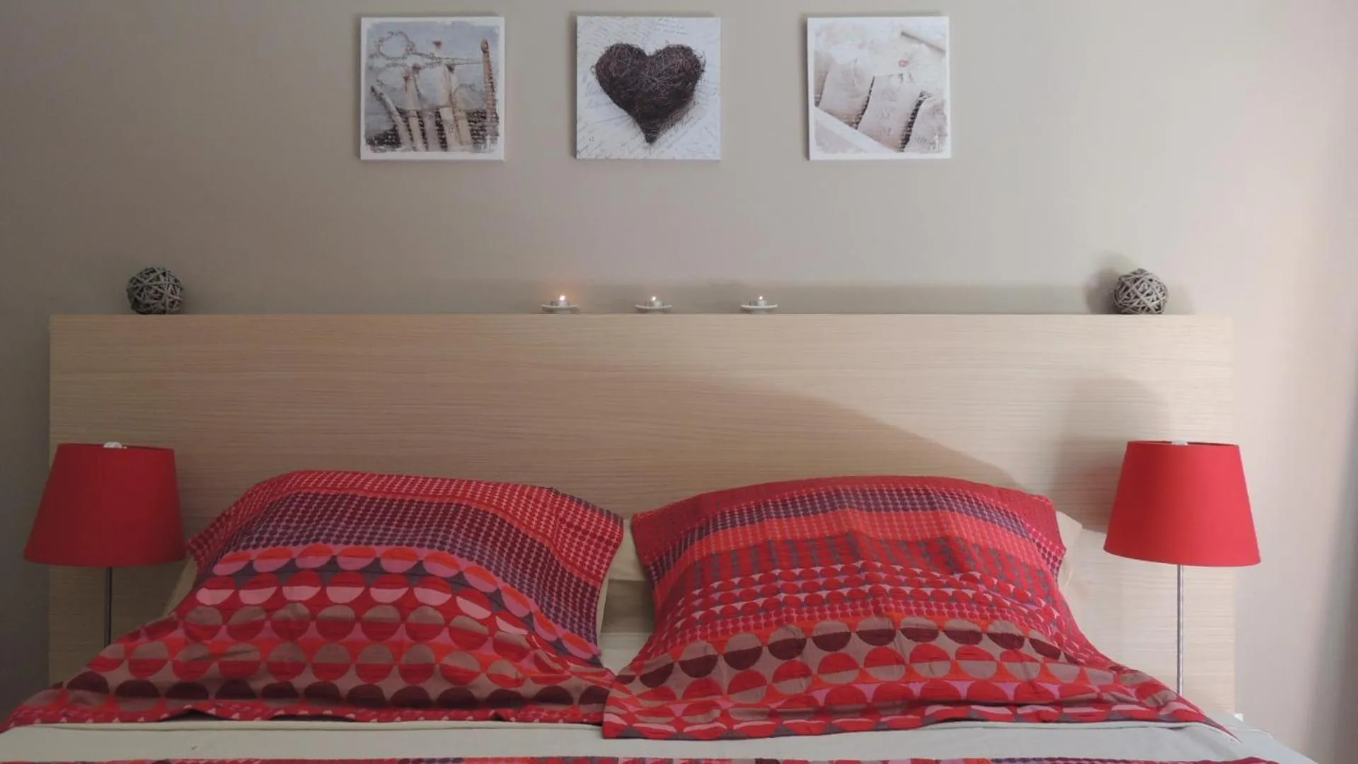 Bedroom, Bed in GIROFLE