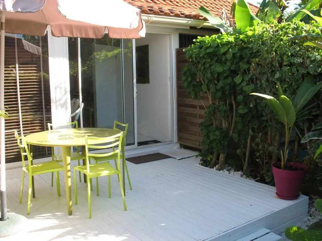 Property building in GIROFLE