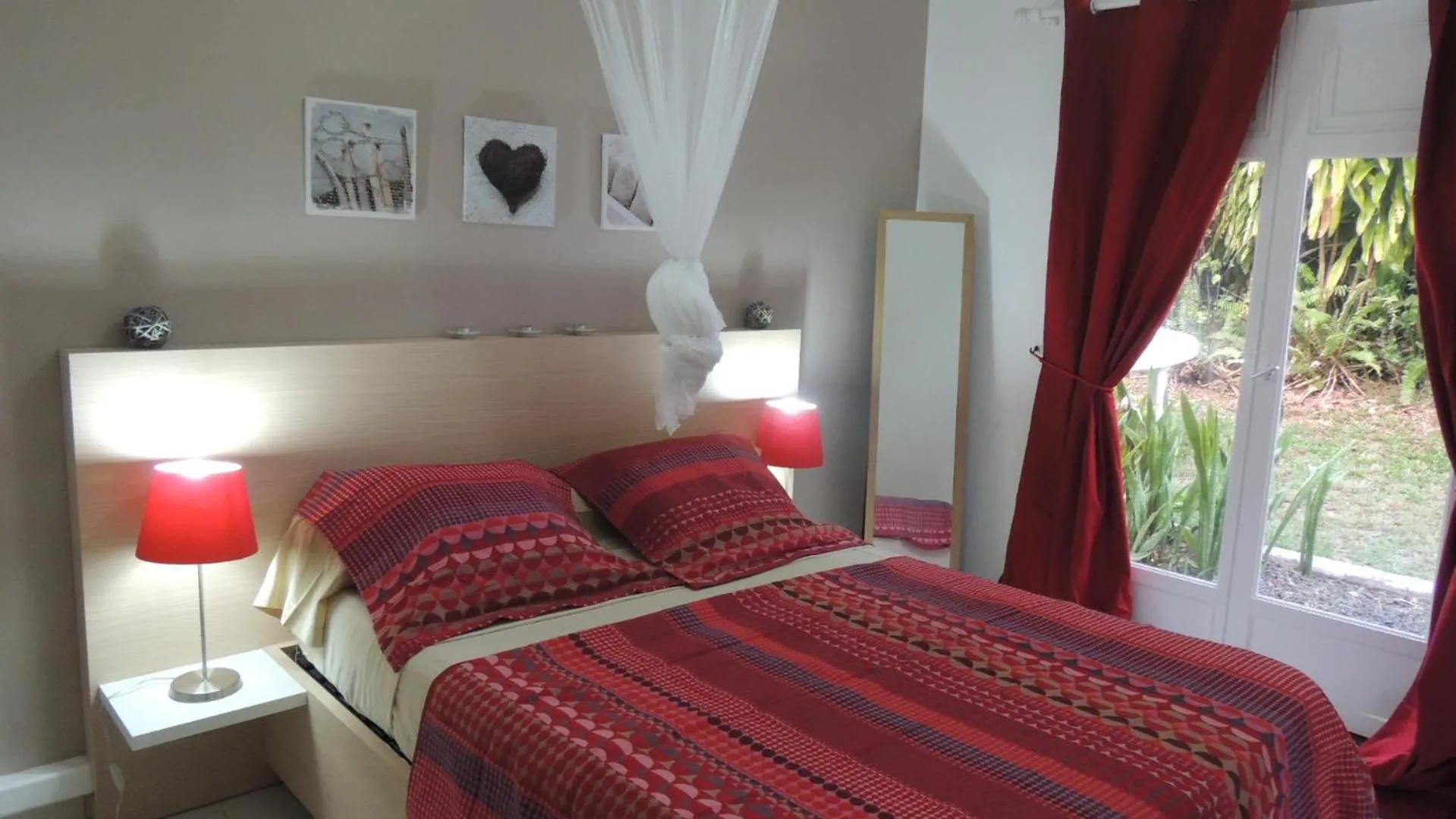 Bedroom, Bed in GIROFLE