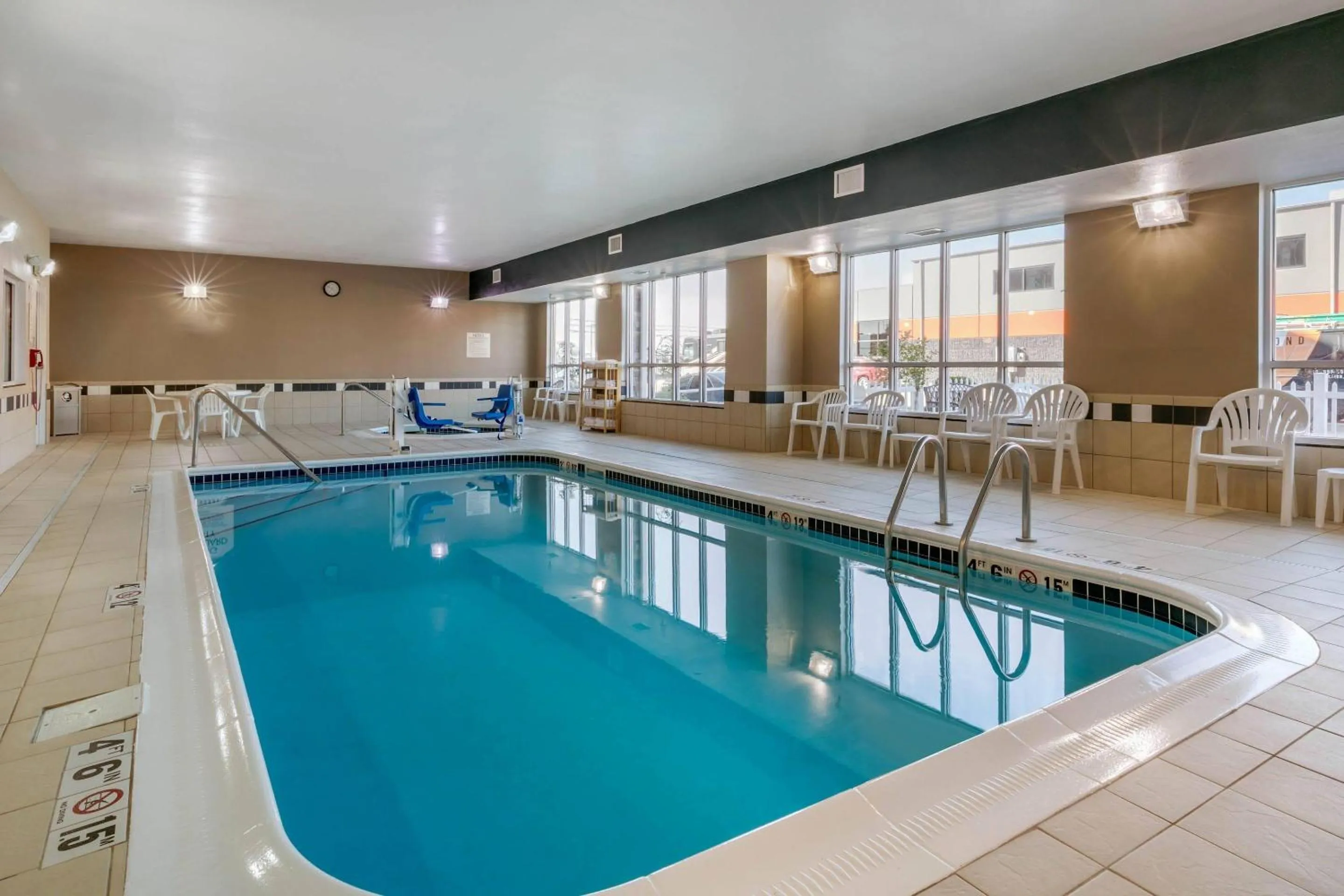 Swimming pool in Comfort Inn & Suites Marion I-57